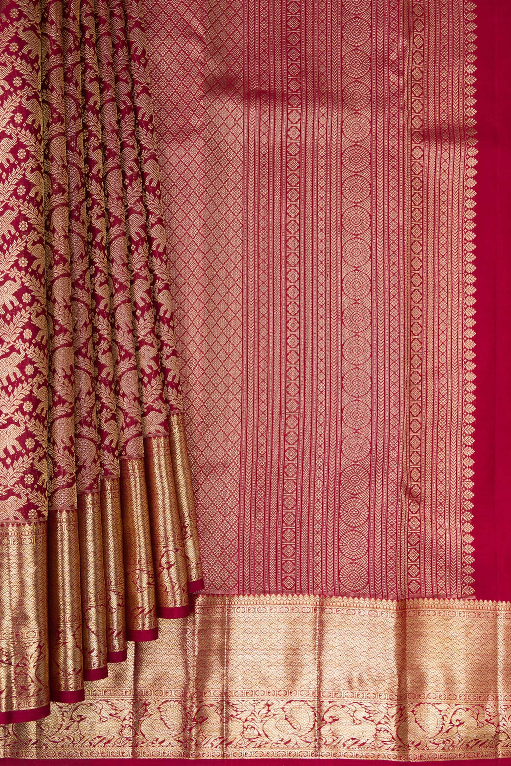 Pleats and pallu of Pure Silk Maroon Dual Tone Kanchipuram Saree with Zari Brocade on the body and Zari Border. 