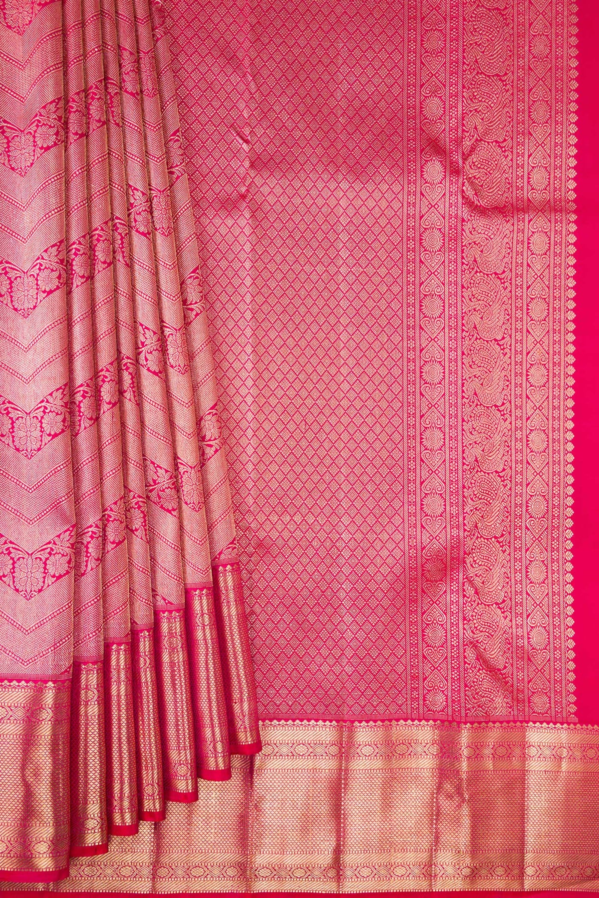 Pleats and pallu of Pure Silk Pink Dual Tone Kanchipuram Saree with Zari Brocade on the body and Zari Border. 