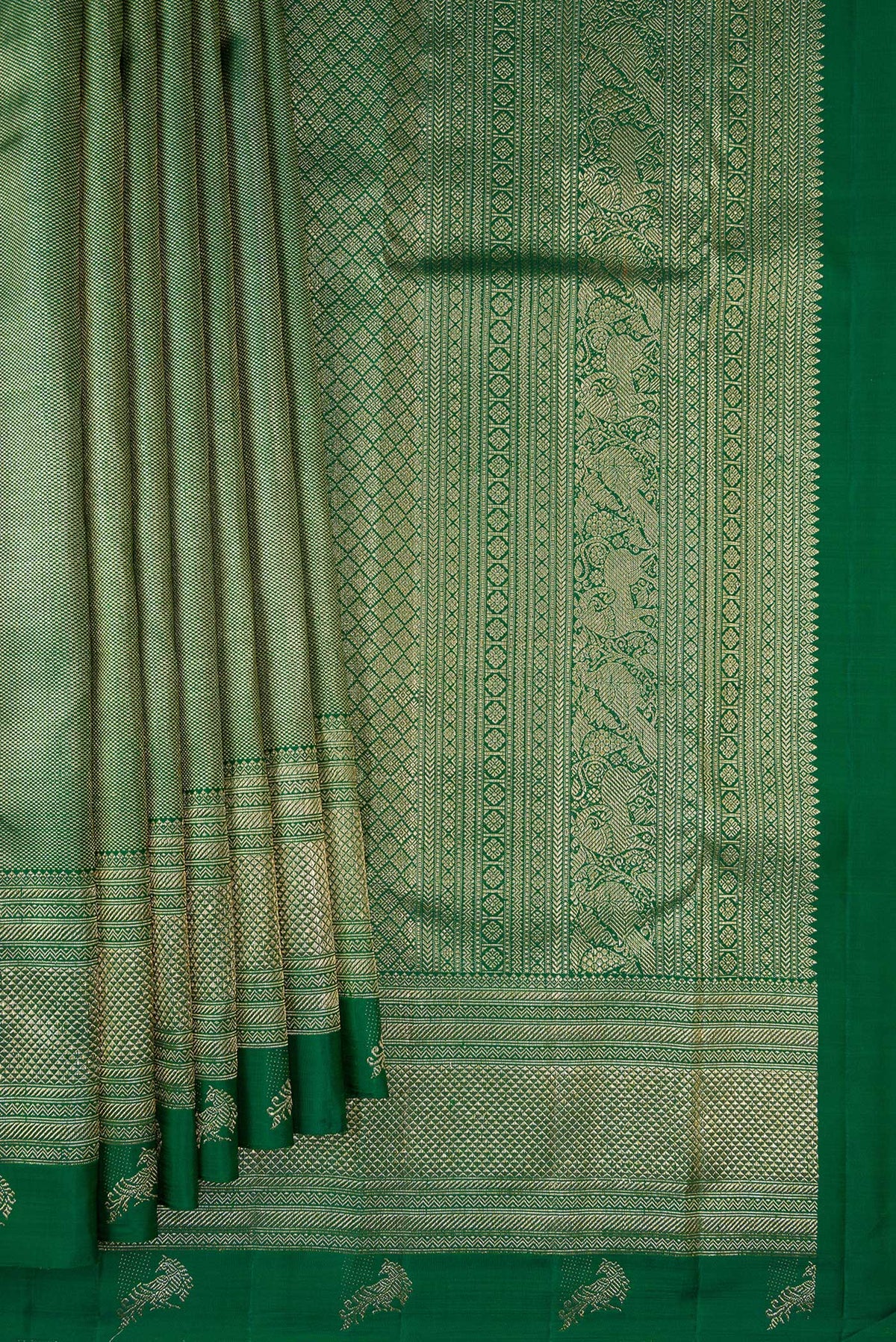 Pleats and pallu of Pure Silk Bottle Green Dual Tone Kanchipuram Saree with Zari Brocade on the body and Fancy Border. 