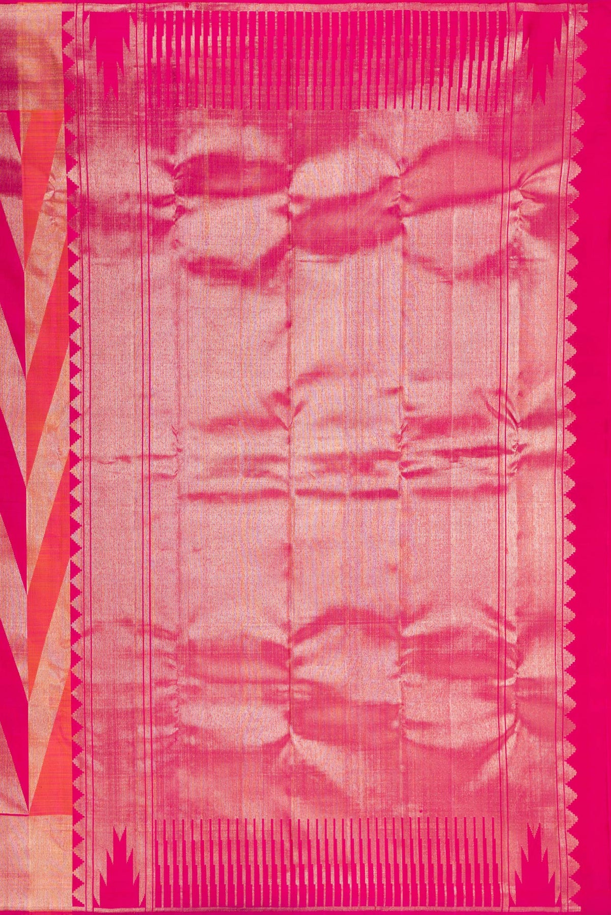 Close up image of the pallu of Pure Silk Dark Pink Dual Tone Kanchipuram Saree with Zari Brocade on the body and Zari Border. 