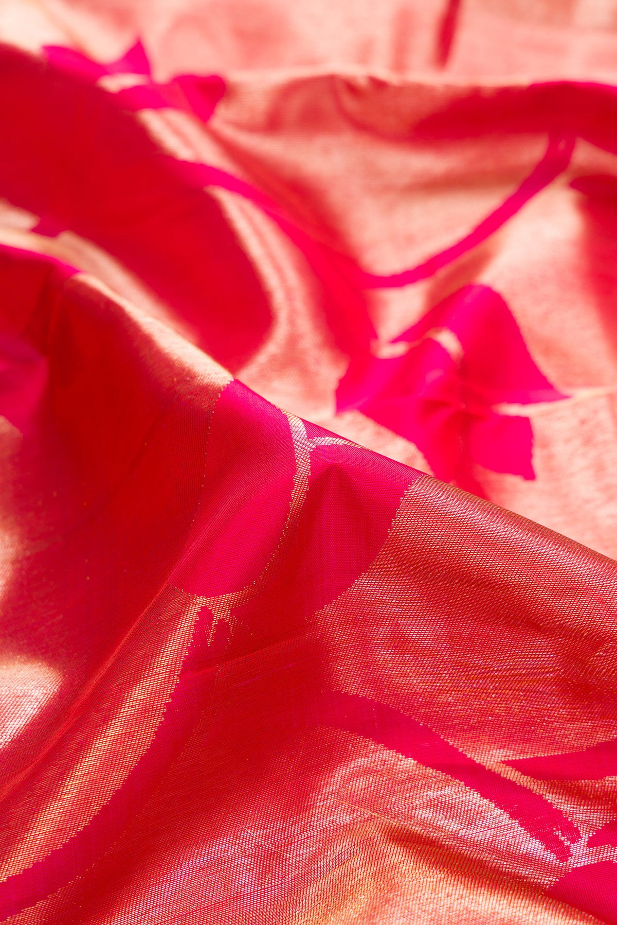 Close up of Pure Silk Dark Pink Dual Tone Kanchipuram Saree with Zari Brocade on the body and Zari Border.  displaying folds