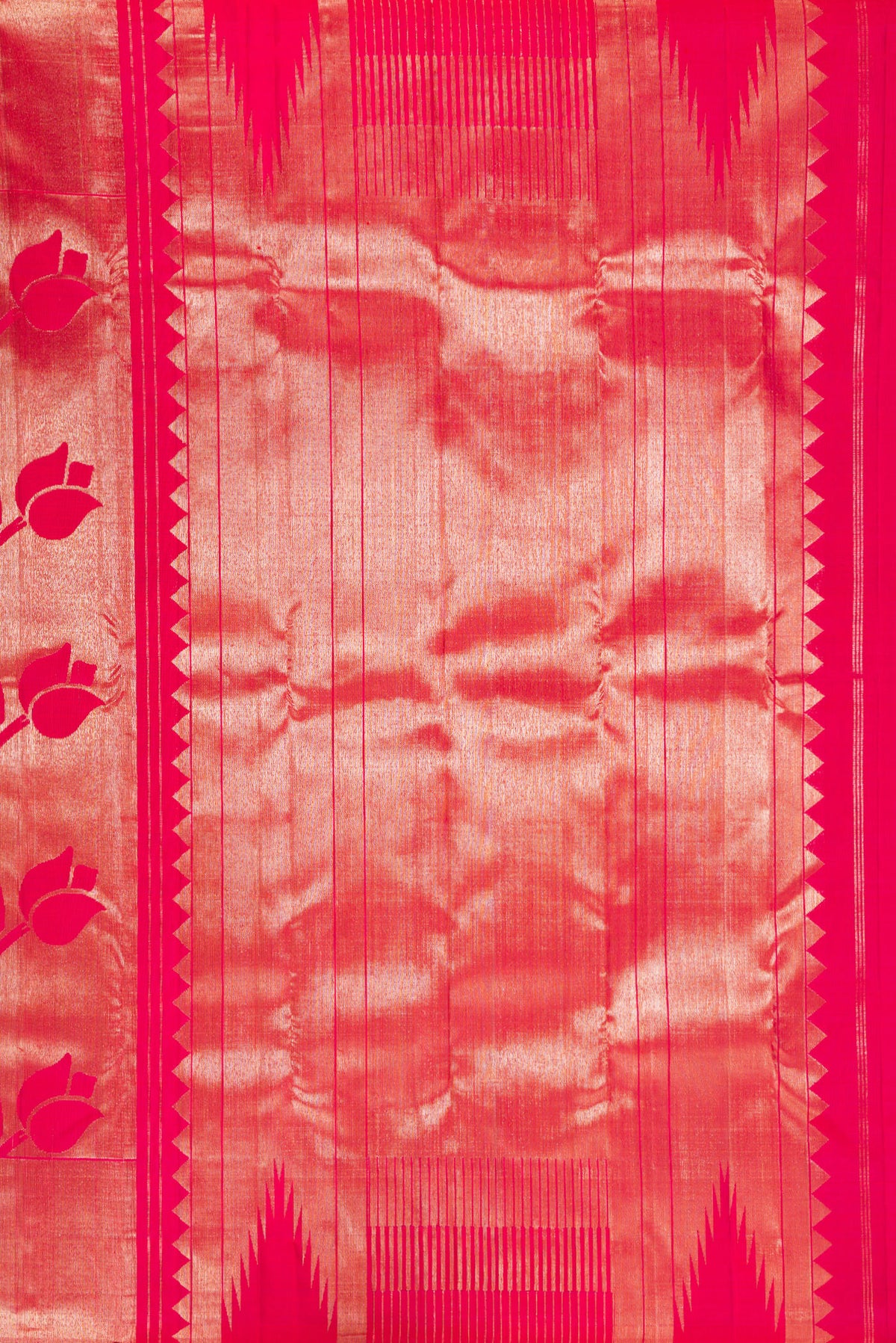 Close up image of the pallu of Pure Silk Dark Pink Dual Tone Kanchipuram Saree with Zari Brocade on the body and Zari Border. 
