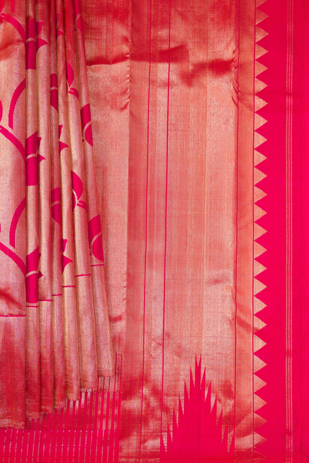 Pleats and pallu of Pure Silk Dark Pink Dual Tone Kanchipuram Saree with Zari Brocade on the body and Zari Border. 