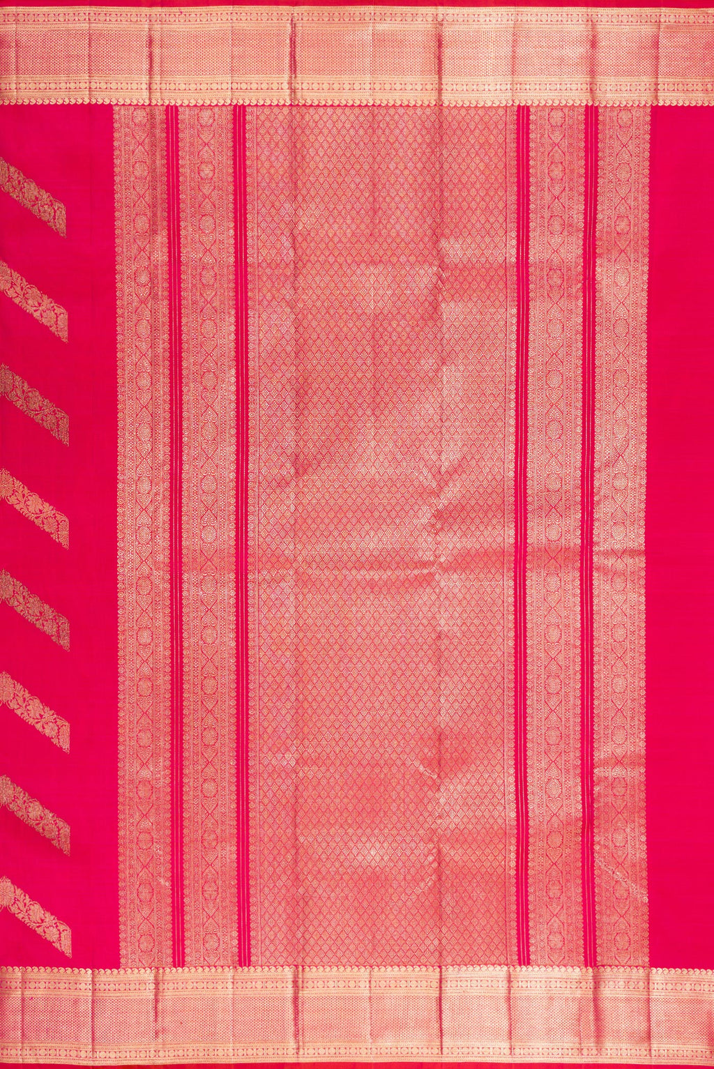 Close up image of the pallu of Pure Silk Pink Dual Tone Kanchipuram Saree with Stripes on the body and Zari Border. 