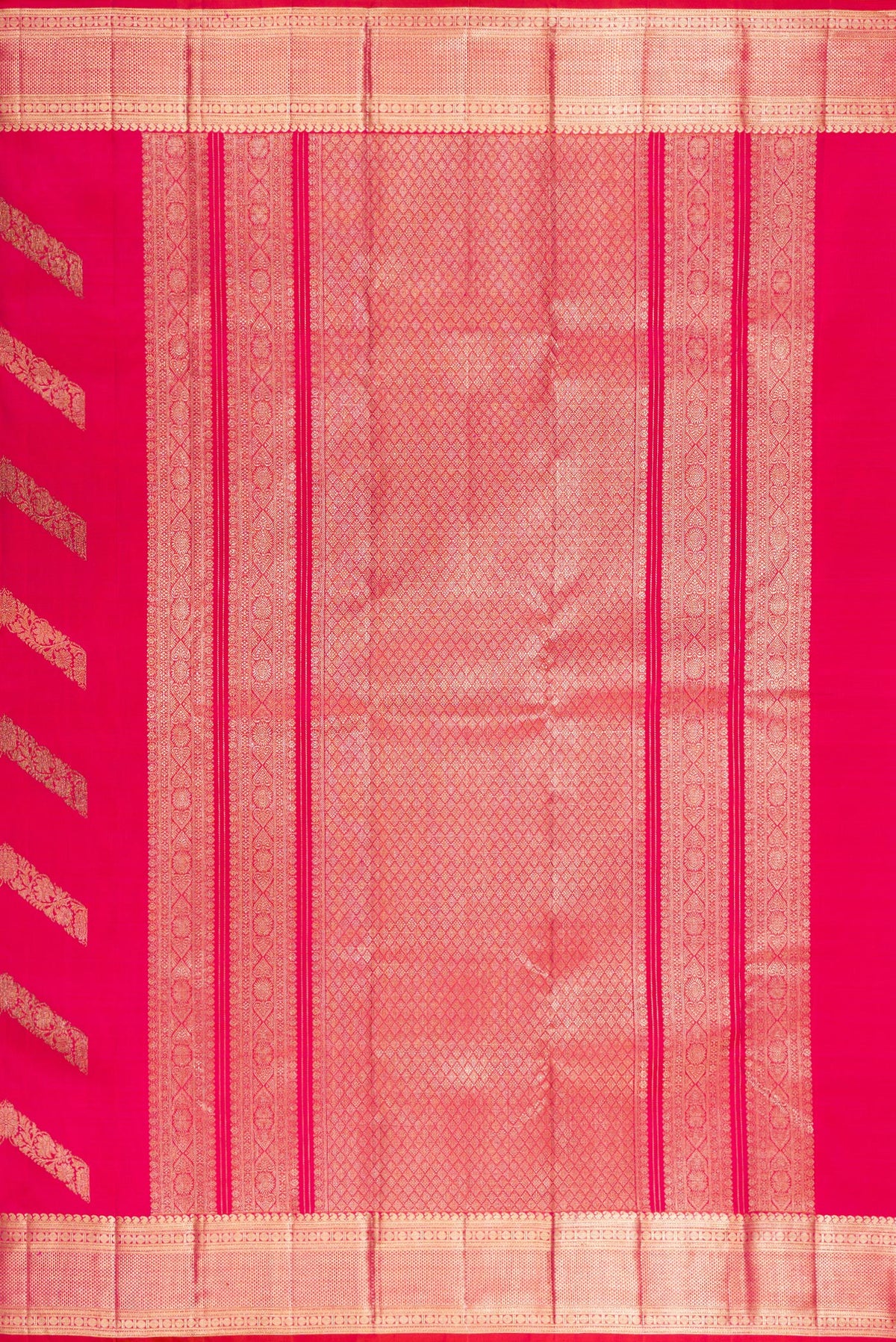 Close up image of the pallu of Pure Silk Pink Dual Tone Kanchipuram Saree with Stripes on the body and Zari Border. 