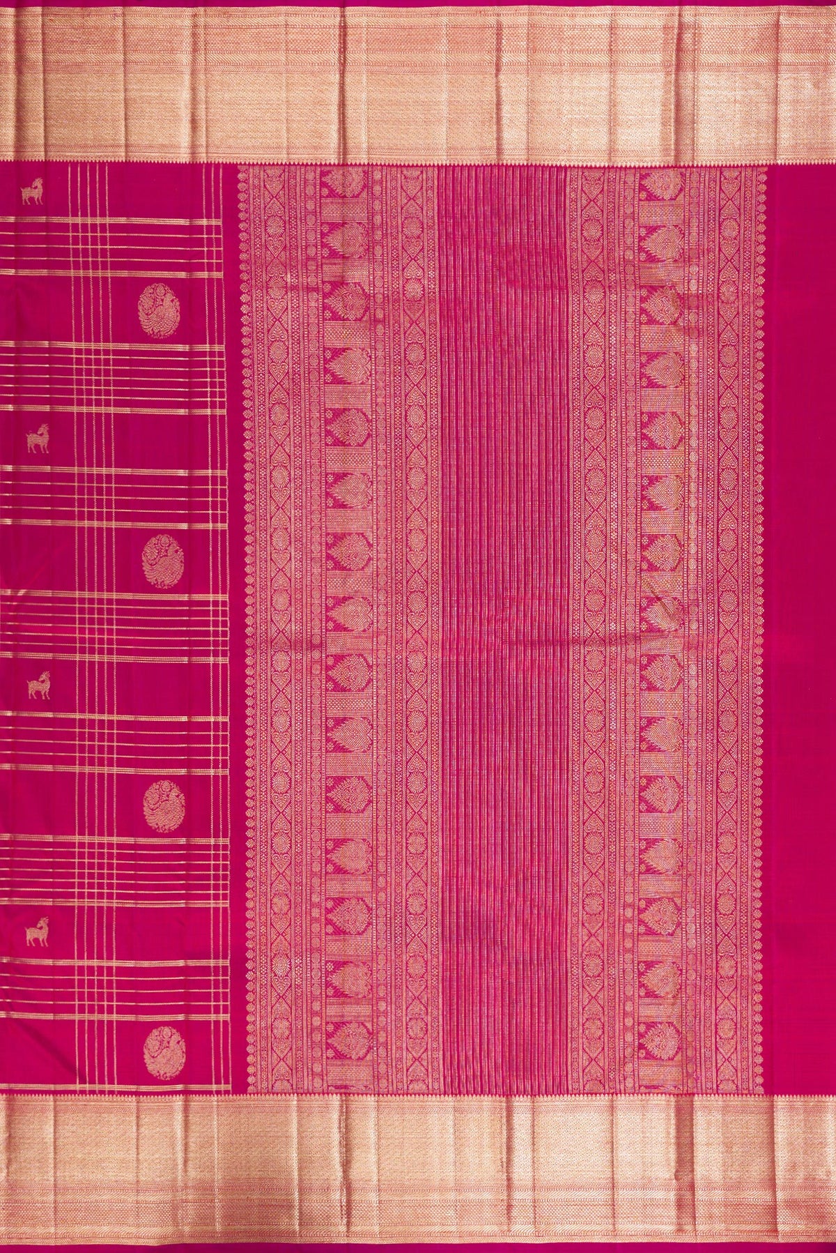 Close up image of the pallu of Pure Silk Dark Pink Dual Tone Kanchipuram Saree with Checked design on the body and Zari Border. 