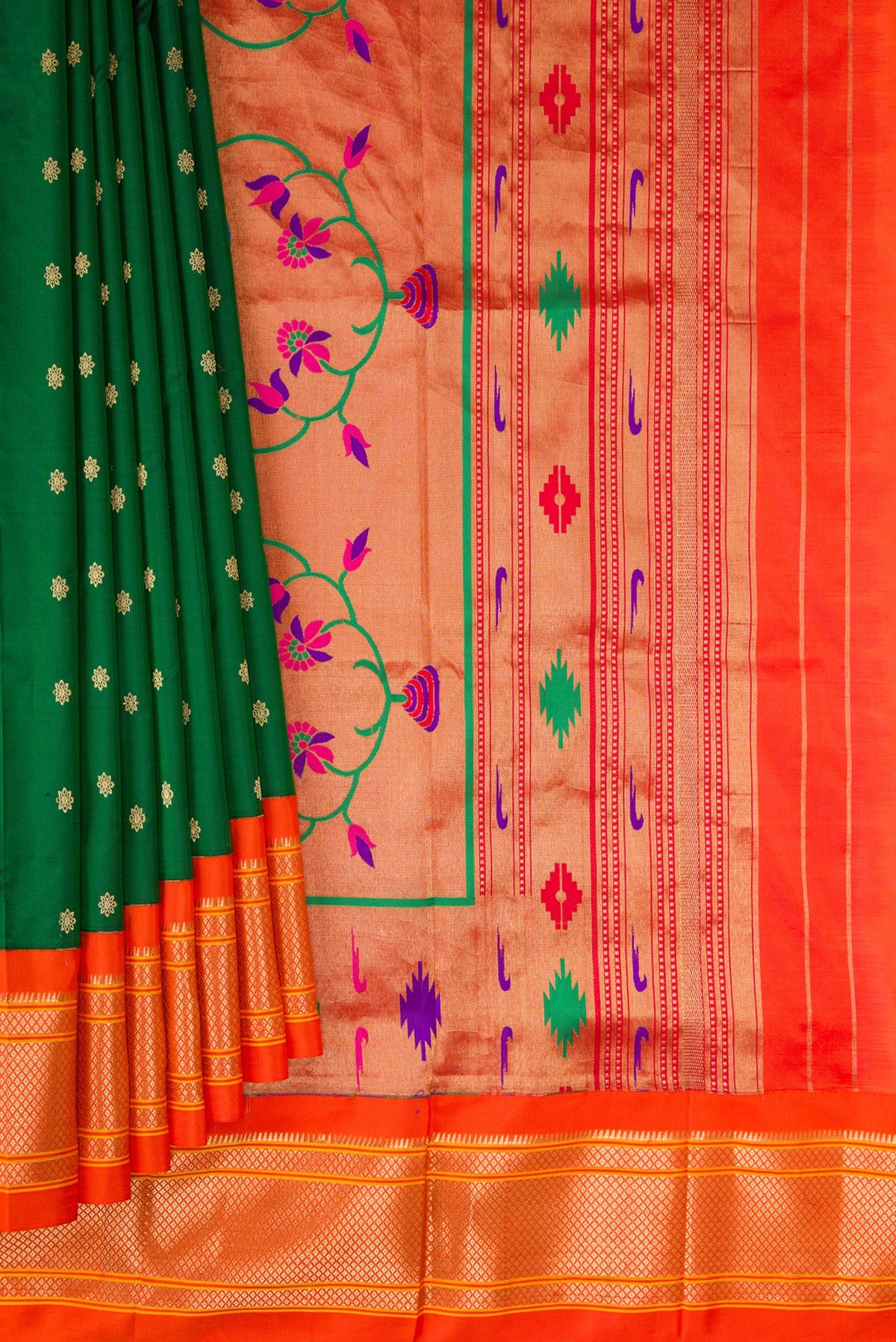 Pleats and pallu of Pure Silk Bottle Green Dual Tone Paithani Saree with Zari Butta on the body and Zari Border. 