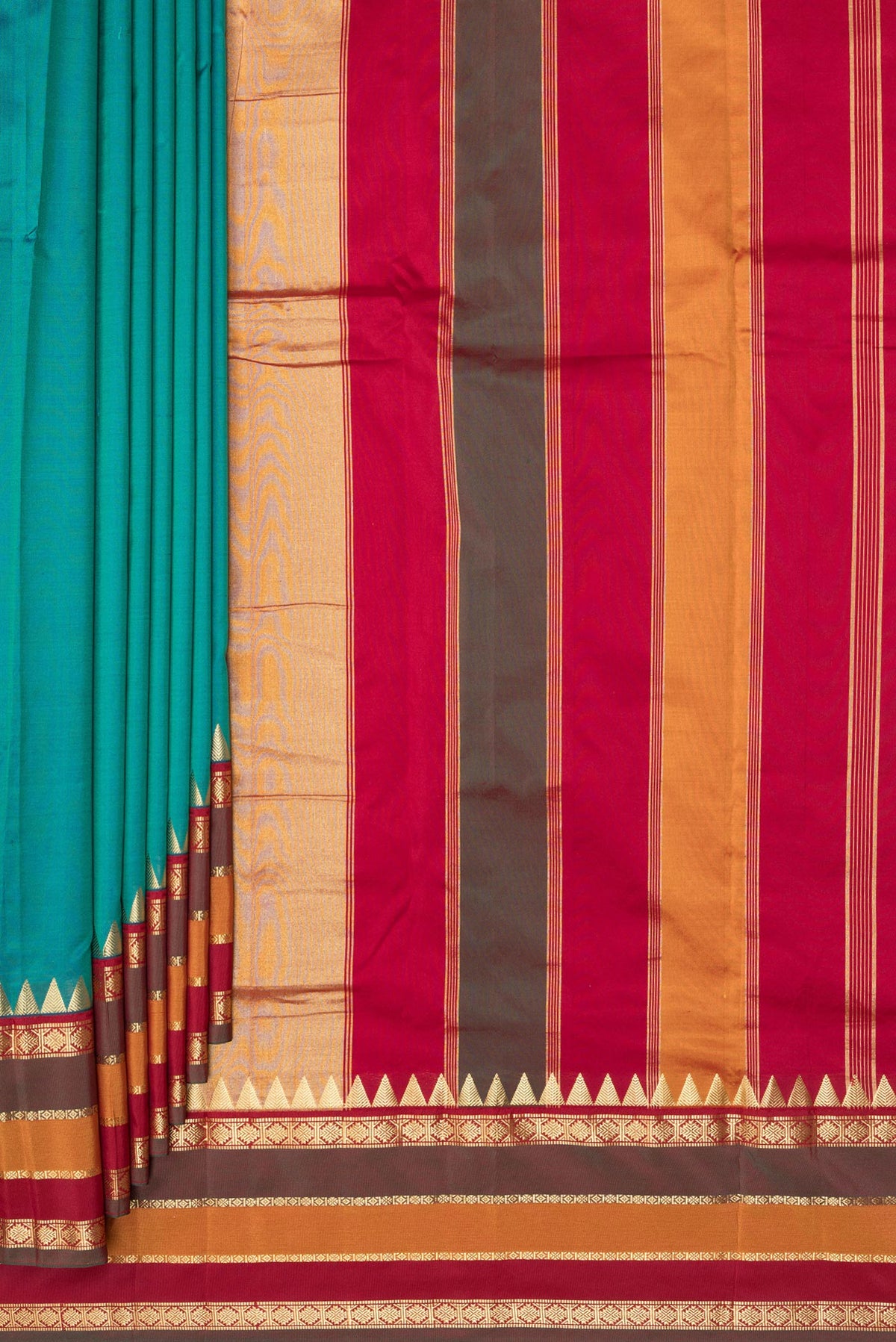 Pleats and pallu of Pure Silk Peacock Blue Dual Tone Bangalore Saree with Plain Body and Fancy Border. 