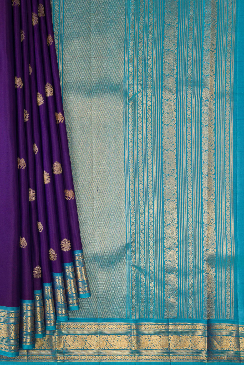Pleats and pallu of Pure Silk Violet Dual Tone Kanjivaram Saree with Zari Butta on the body and Zari Border. 