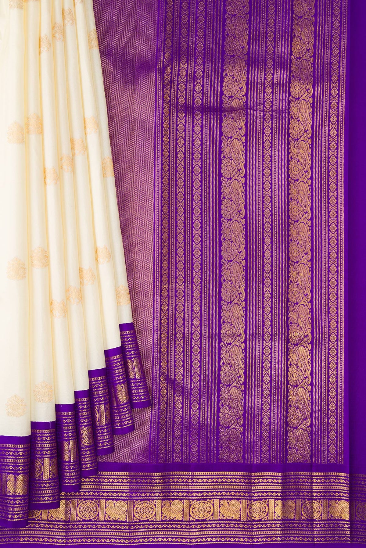 Pleats and pallu of Pure Silk Off White Kanchipuram Saree with Zari Butta on the body and Zari Border. 
