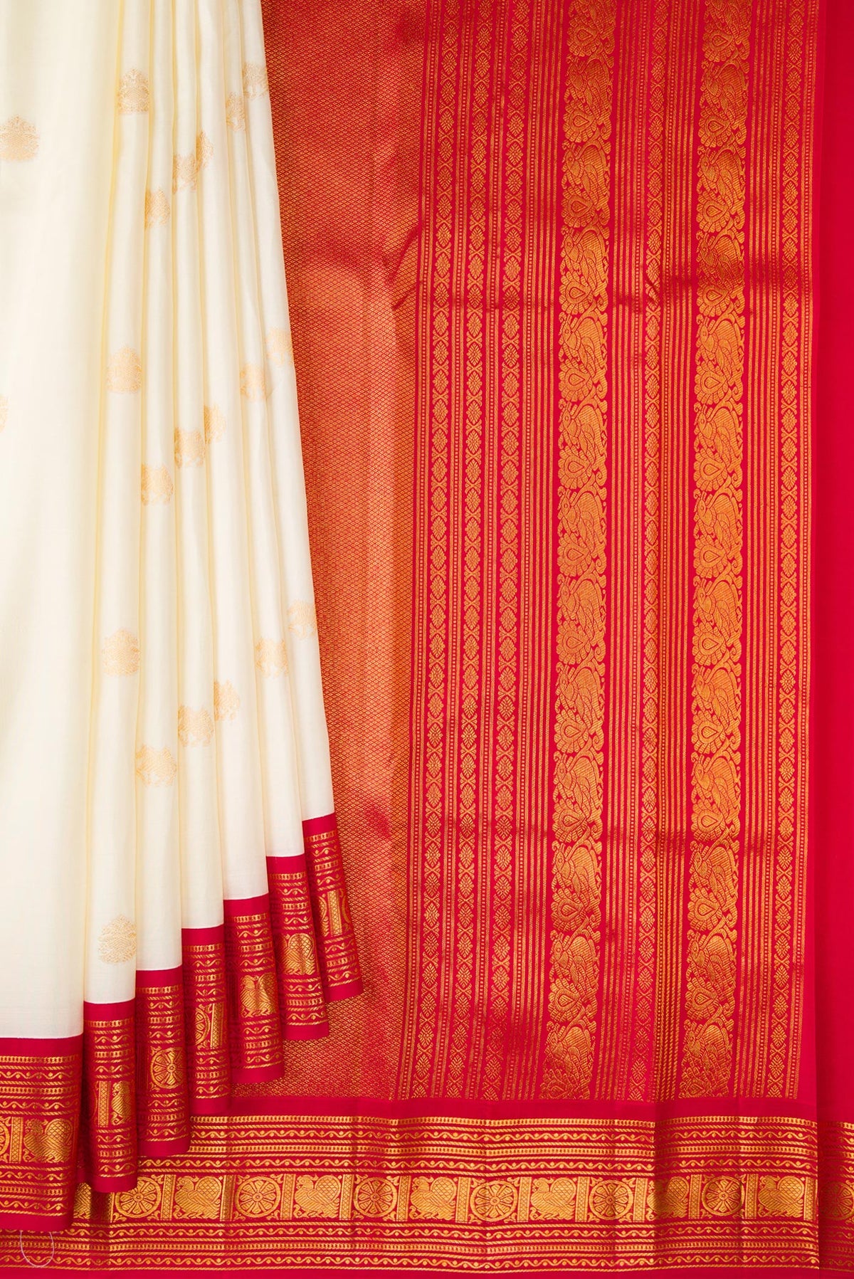 Pleats and pallu of Pure Silk Off White Kanchipuram Saree with Zari Butta on the body and Zari Border. 