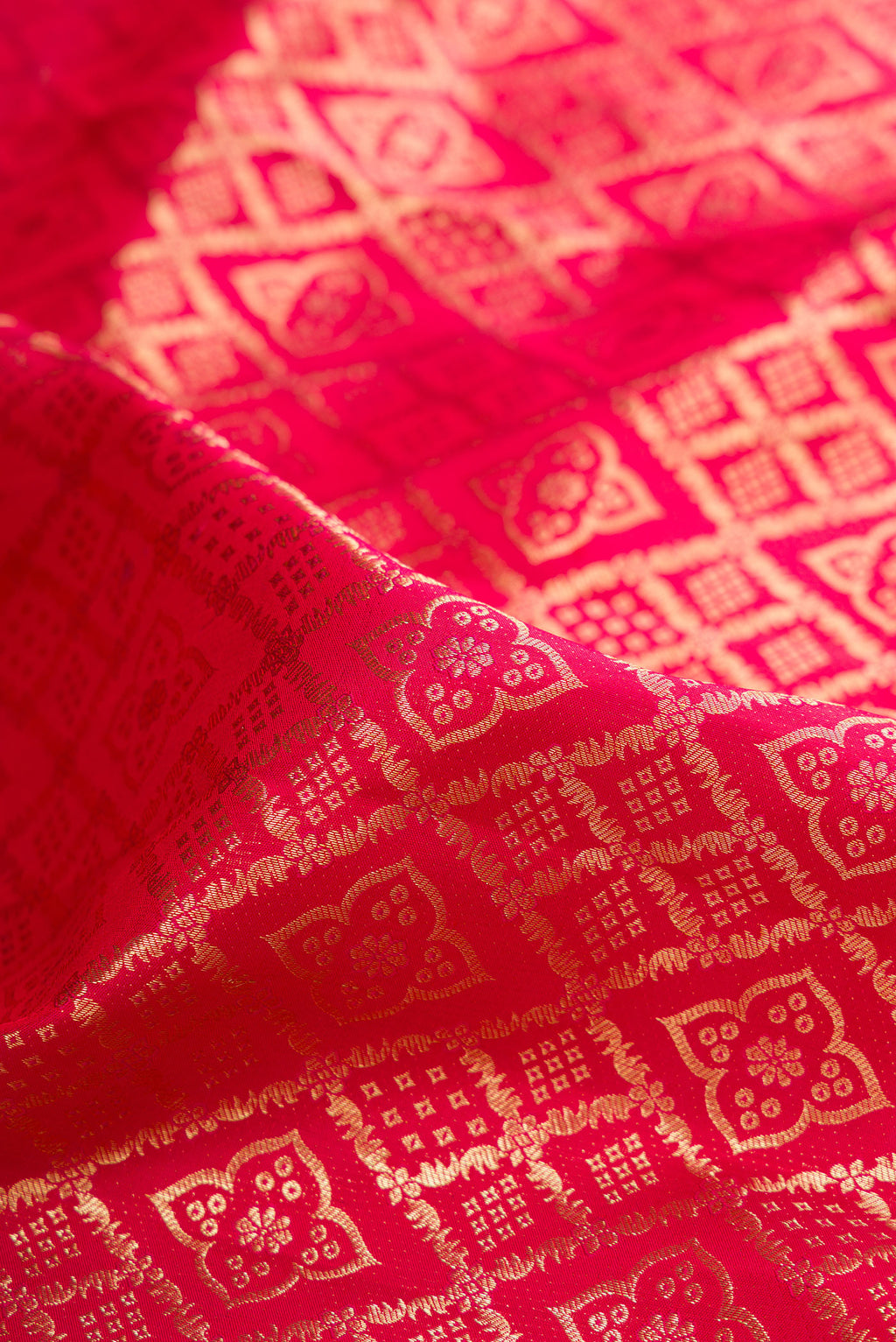 Close up of Pure Silk Dark Pink Dual Tone Kanchipuram Saree with Zari Brocade on the body and Zari Border.  displaying folds