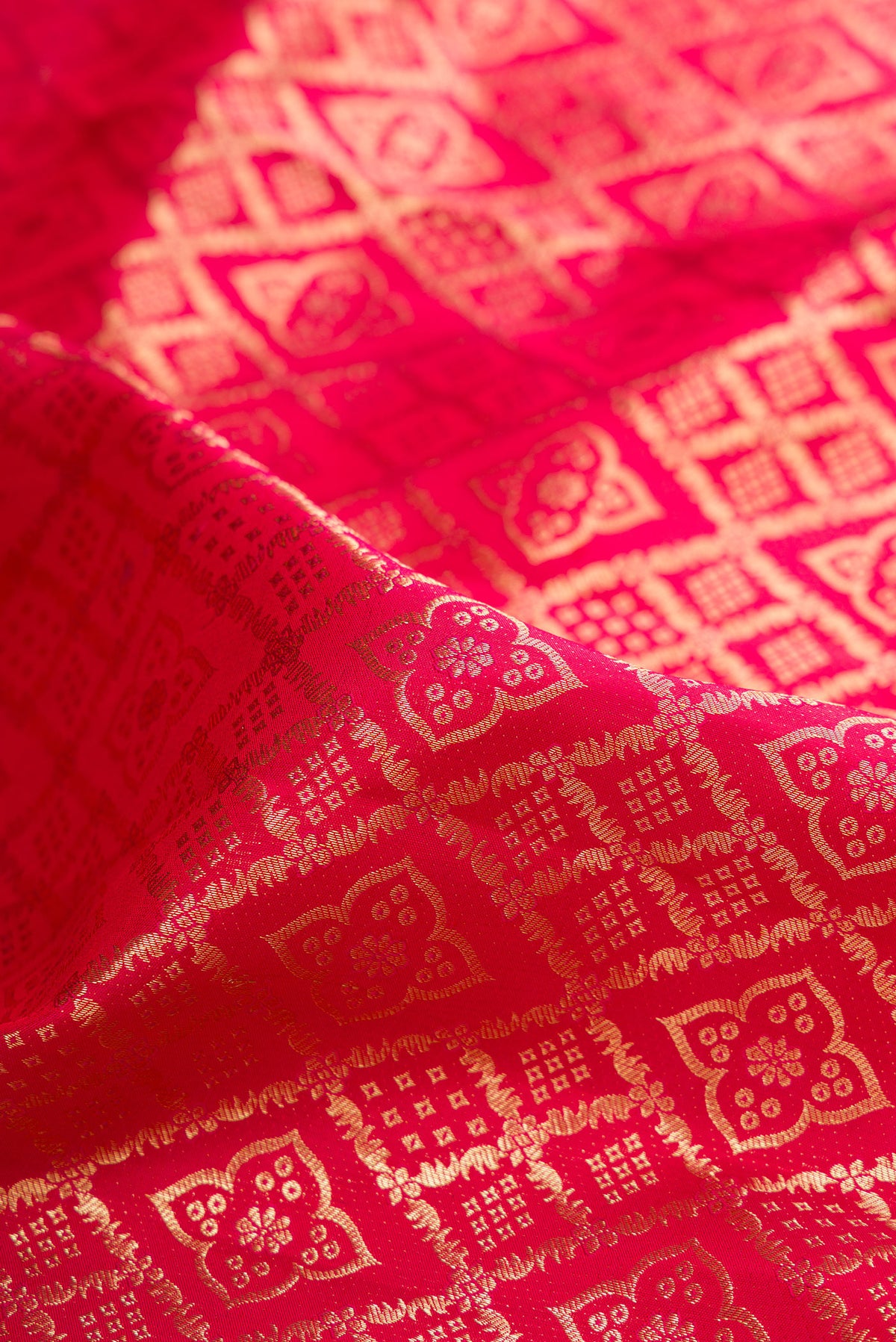 Close up of Pure Silk Dark Pink Dual Tone Kanchipuram Saree with Zari Brocade on the body and Zari Border.  displaying folds