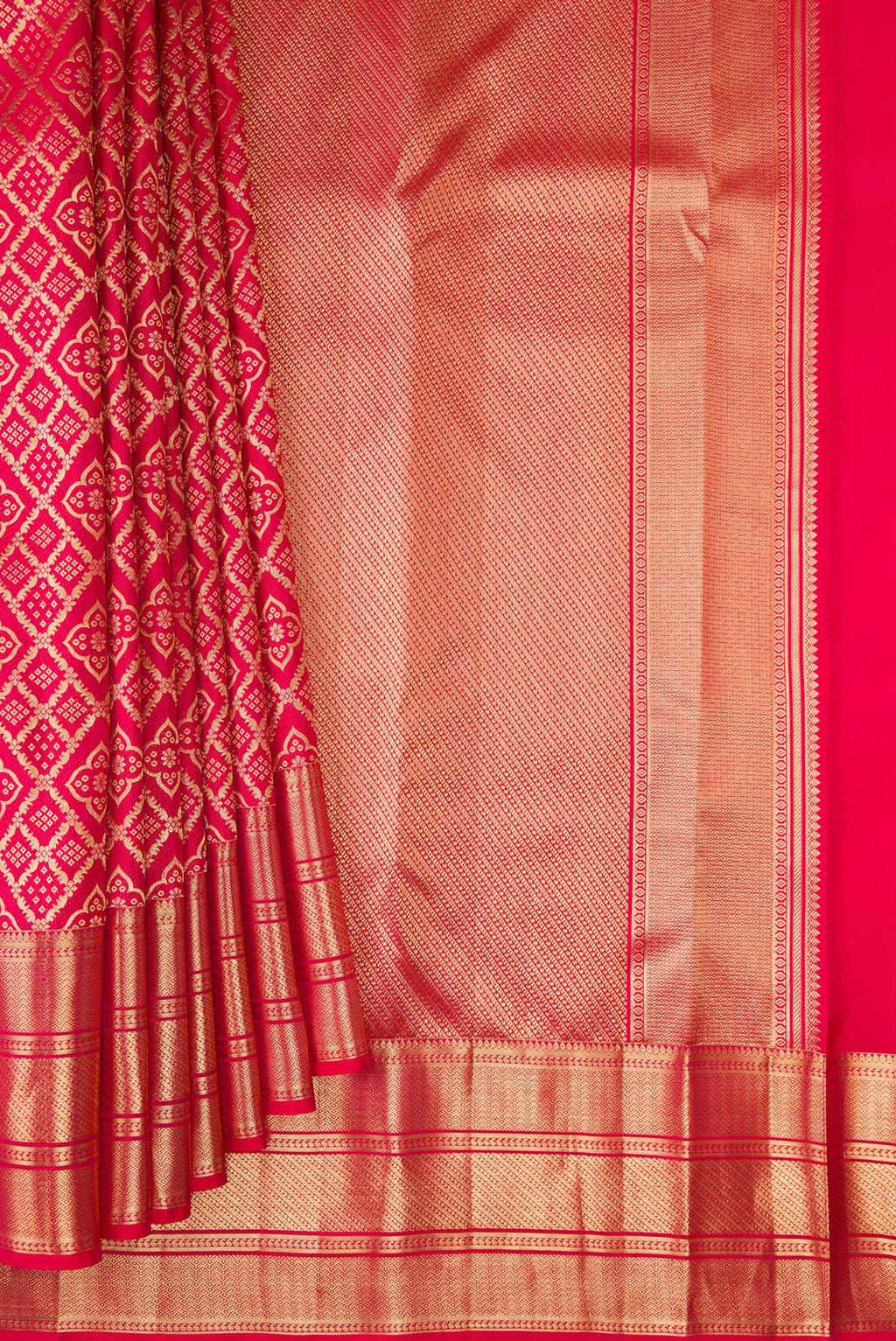 Pleats and pallu of Pure Silk Dark Pink Dual Tone Kanchipuram Saree with Zari Brocade on the body and Zari Border. 