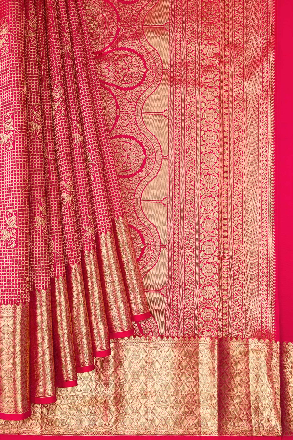 Pleats and pallu of Pure Silk Dark Pink Dual Tone Kanchipuram Saree with Zari Brocade on the body and Zari Border. 