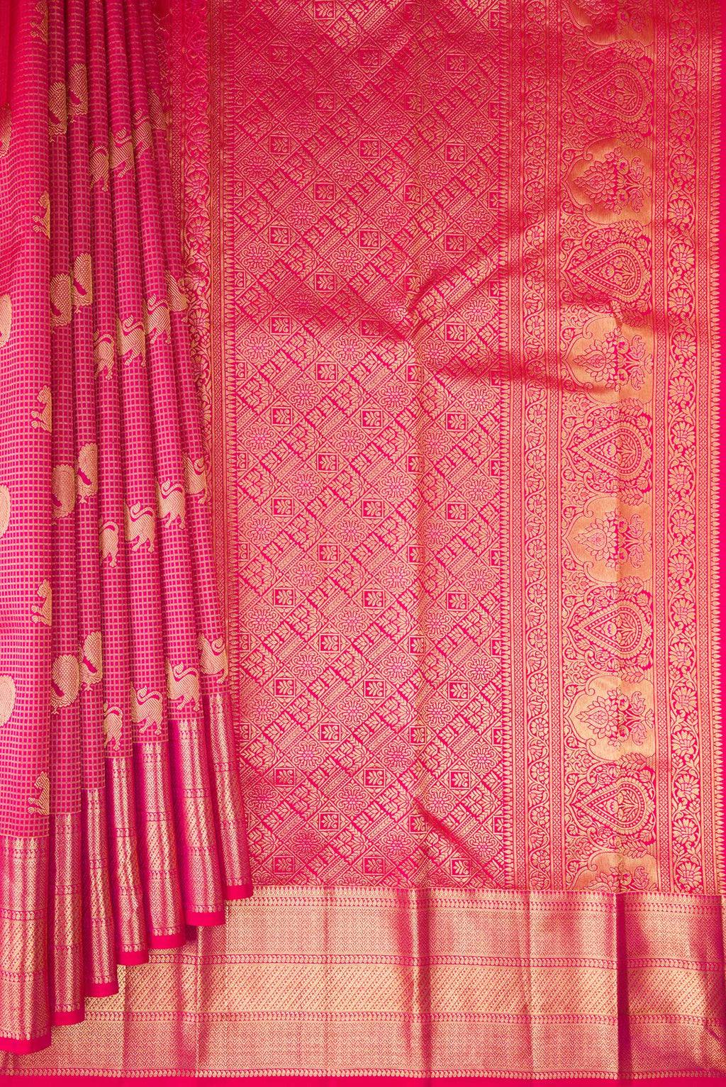 Pleats and pallu of Pure Silk Dark Pink Dual Tone Kanchipuram Saree with Zari Brocade on the body and Zari Border. 
