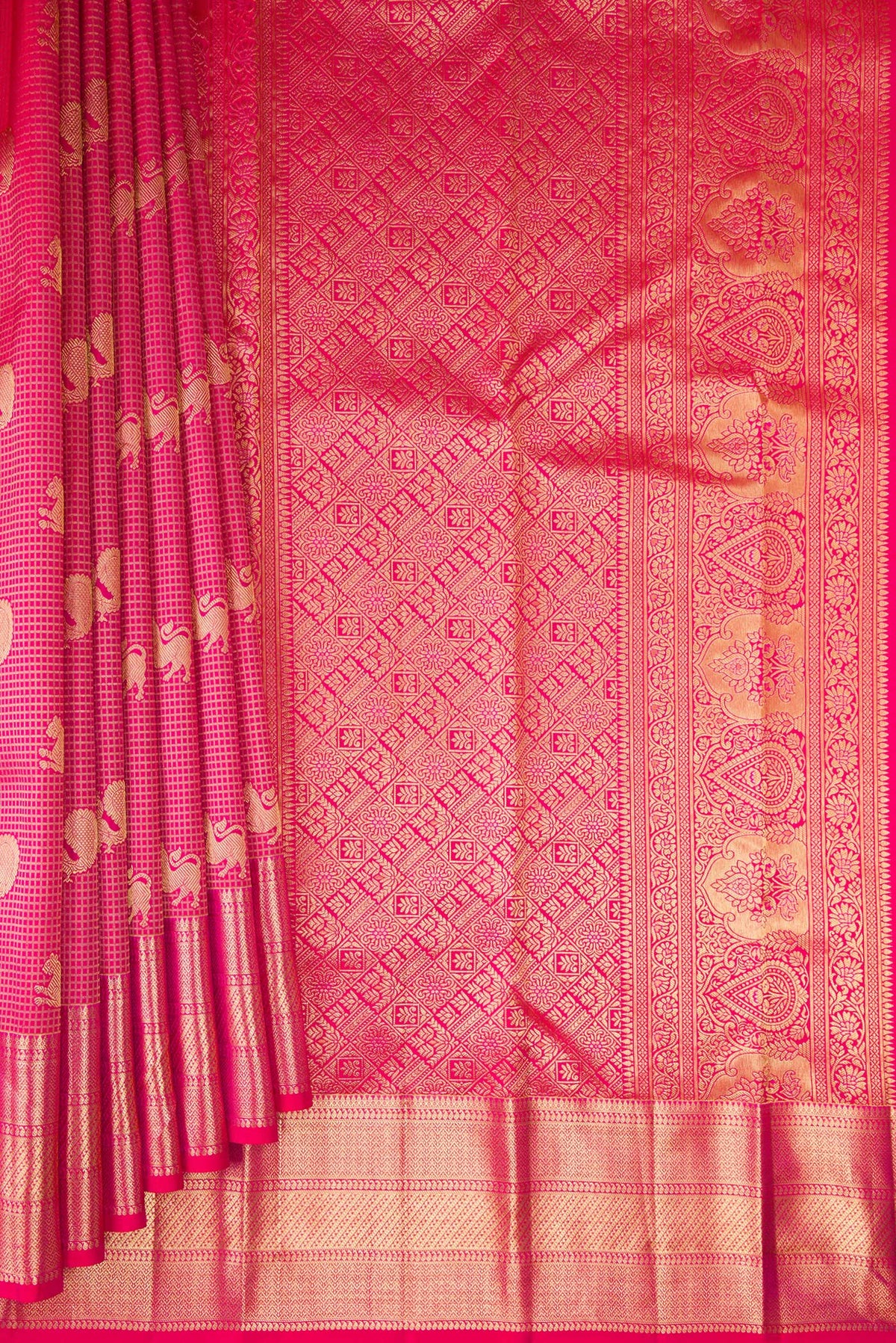 Pleats and pallu of Pure Silk Dark Pink Dual Tone Kanchipuram Saree with Zari Brocade on the body and Zari Border. 