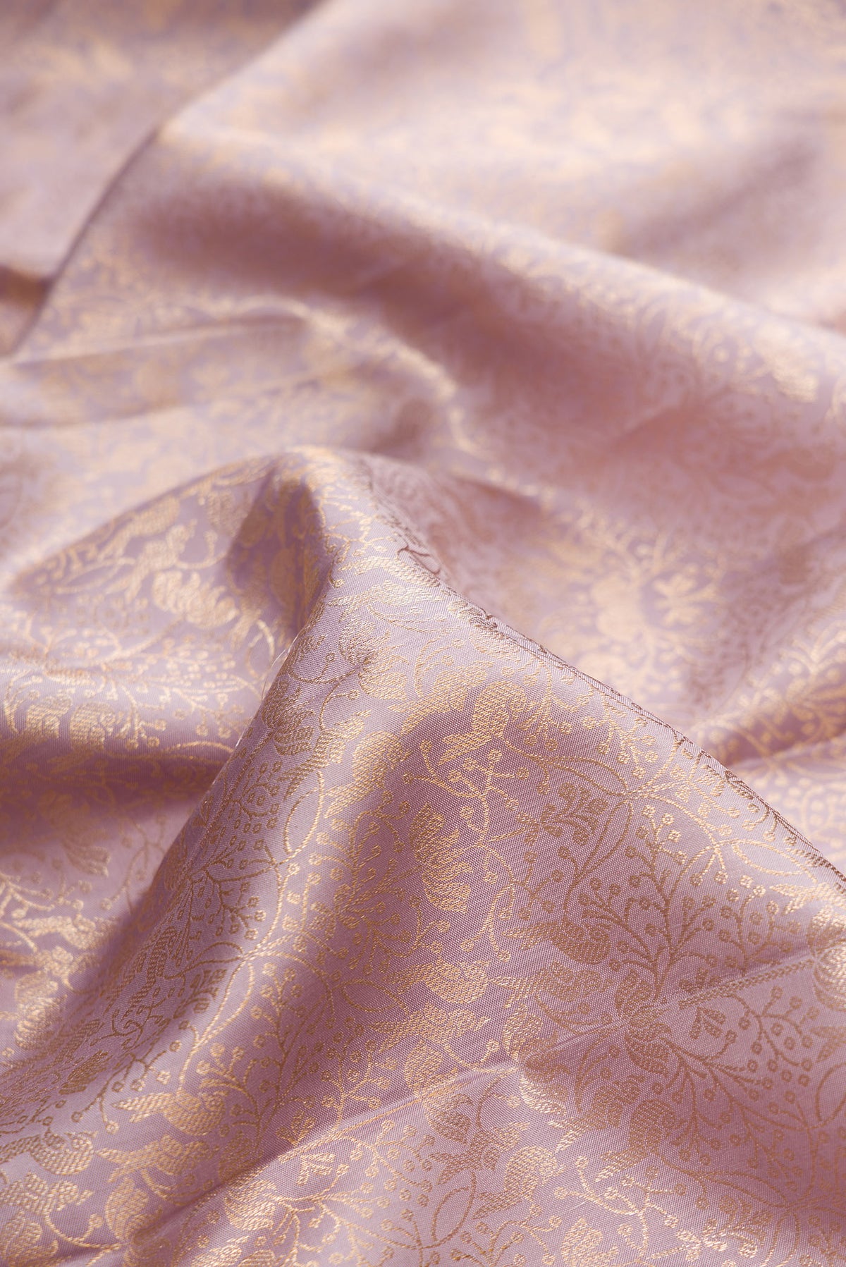 Close up of Pure Silk Lilac Dual Tone Kanchipuram Saree with Zari Brocade on the body and Zari Border.  displaying folds