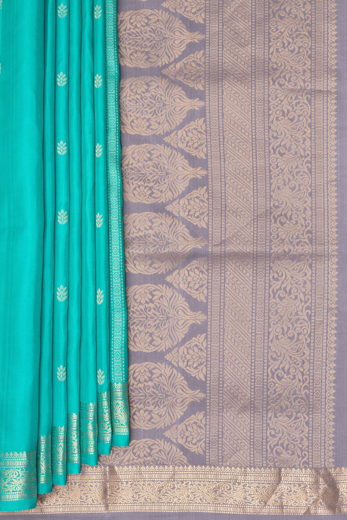 Pleats and pallu of Pure Silk Turquoise Dual Tone Soft Saree with Zari Butta on the body and Zari Border. 