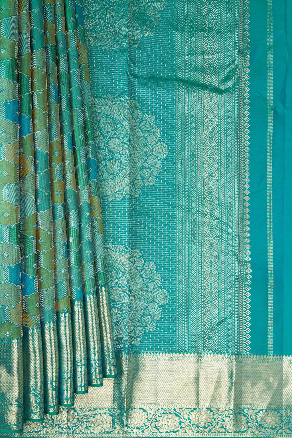 Pleats and pallu of Pure Silk Sea Green Dual Tone Kanjivaram Saree with Zari Brocade on the body and Zari Border. 