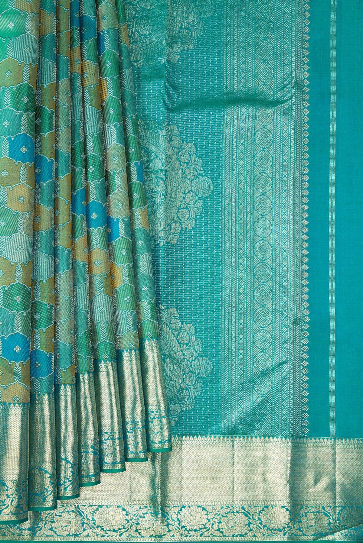 Pleats and pallu of Pure Silk Sea Green Dual Tone Kanjivaram Saree with Zari Brocade on the body and Zari Border. 
