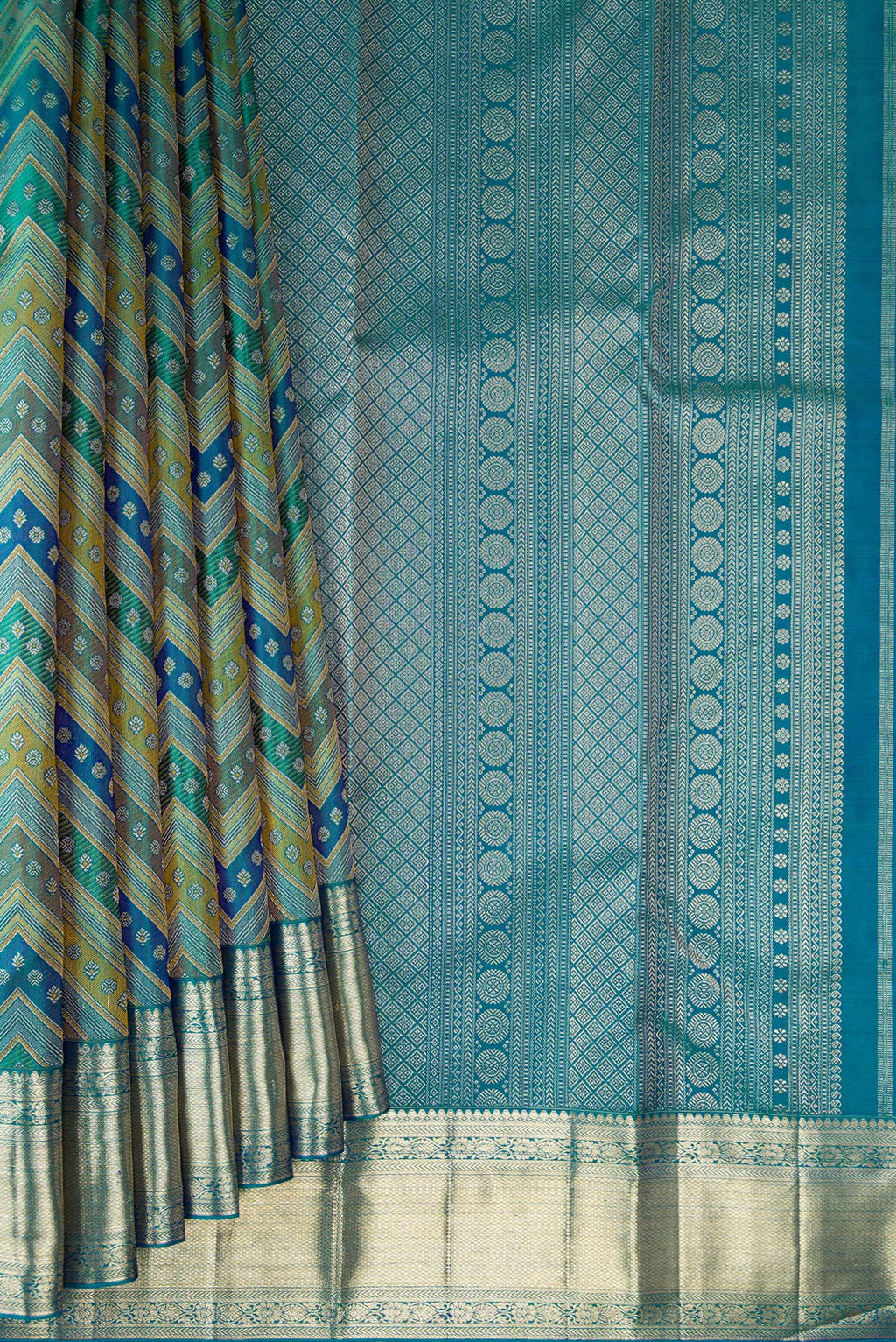 Pleats and pallu of Pure Silk Turquoise Dual Tone Kanjivaram Saree with Zari Brocade on the body and Zari Border. 