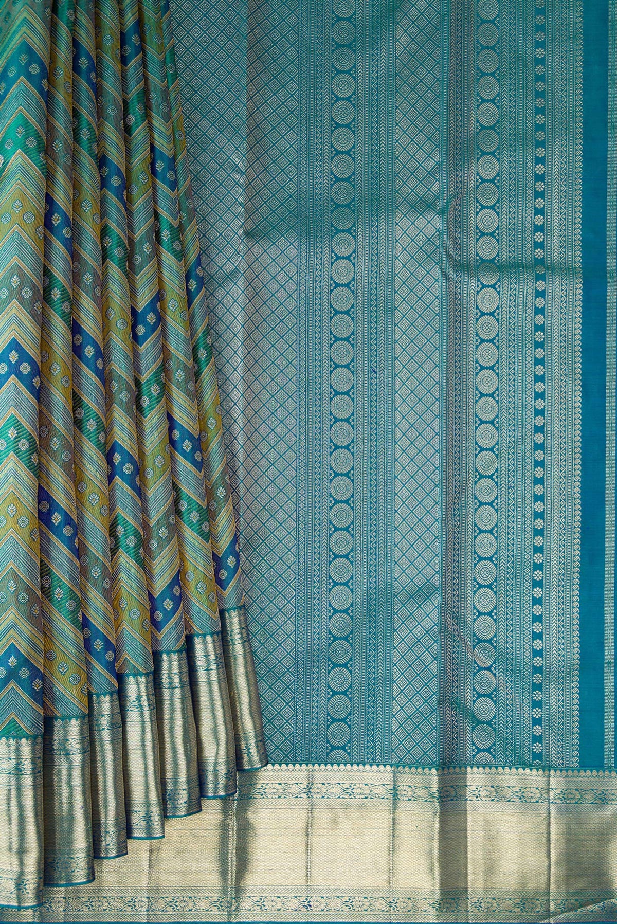 Pleats and pallu of Pure Silk Turquoise Dual Tone Kanjivaram Saree with Zari Brocade on the body and Zari Border. 