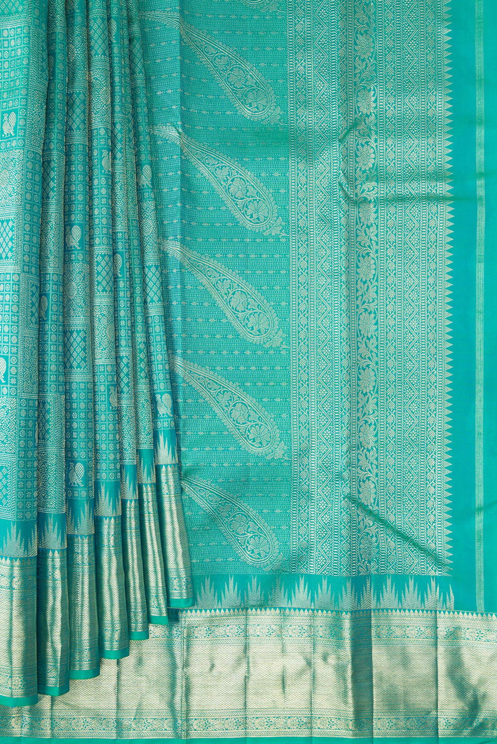 Pleats and pallu of Pure Silk Turquoise Dual Tone Kanjivaram Saree with Zari Brocade on the body and Fancy Border. 
