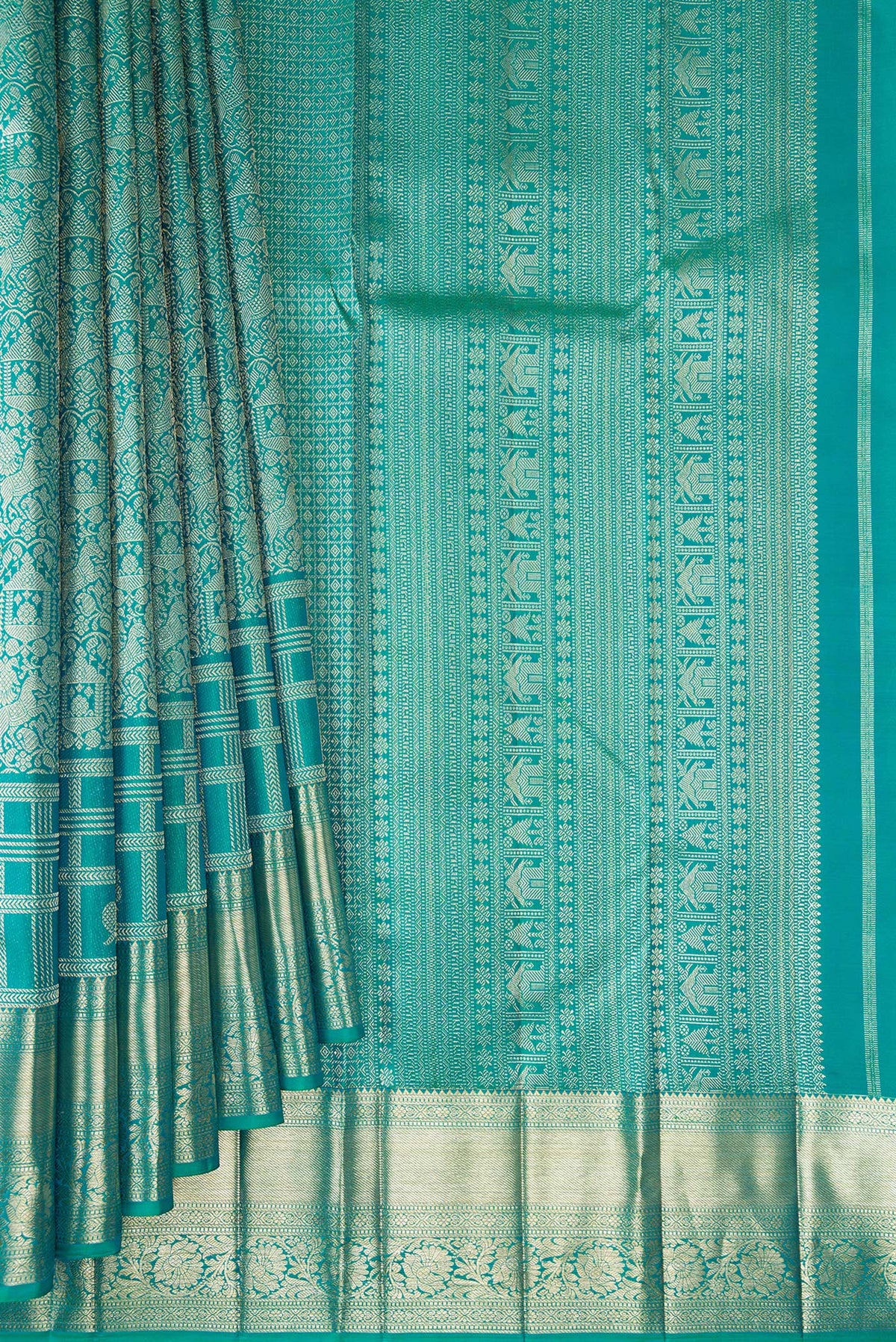 Pleats and pallu of Pure Silk Sea Green Dual Tone Kanjivaram Saree with Zari Brocade on the body and Fancy Border. 