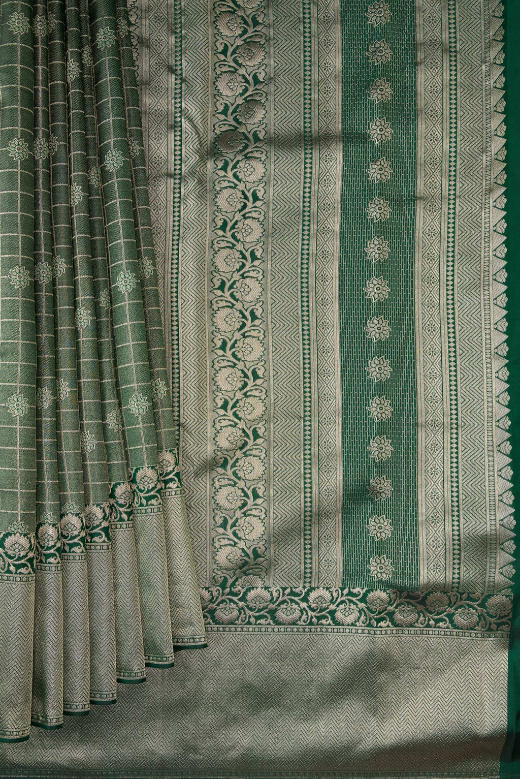 Pleats and pallu of Bottle Green Dual Tone Kanchipuram Tissue Saree with Zari Brocade on the body and Zari Border. 