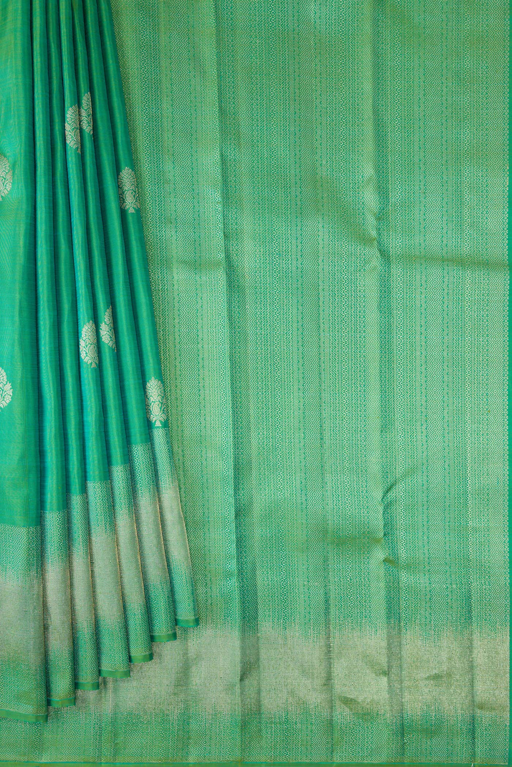 Pleats and pallu of Pure Silk Green Dual Tone Kanjivaram Saree with Zari Butta on the body and Fancy Border. 