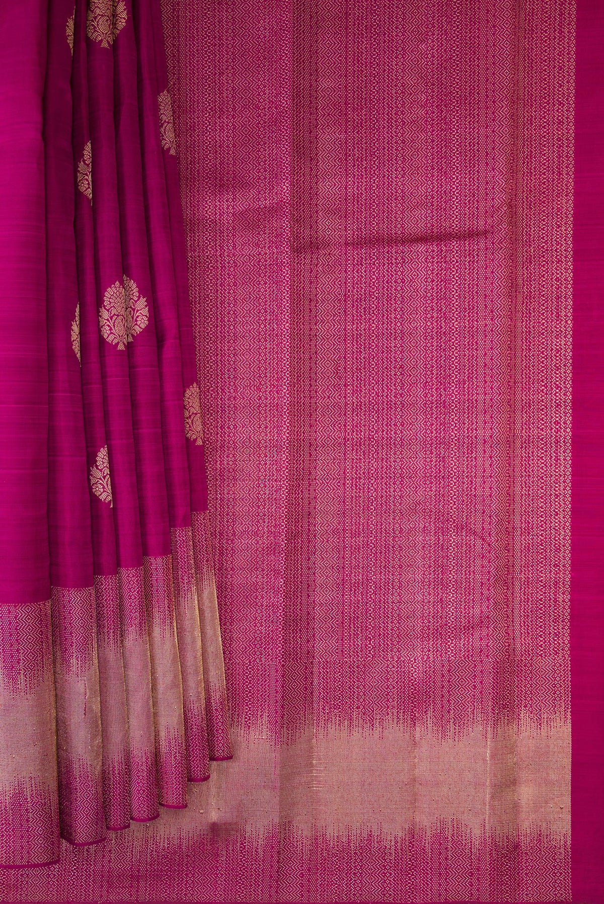 Pleats and pallu of Pure Silk Magenta Dual Tone Kanjivaram Saree with Zari Butta on the body and Fancy Border. 