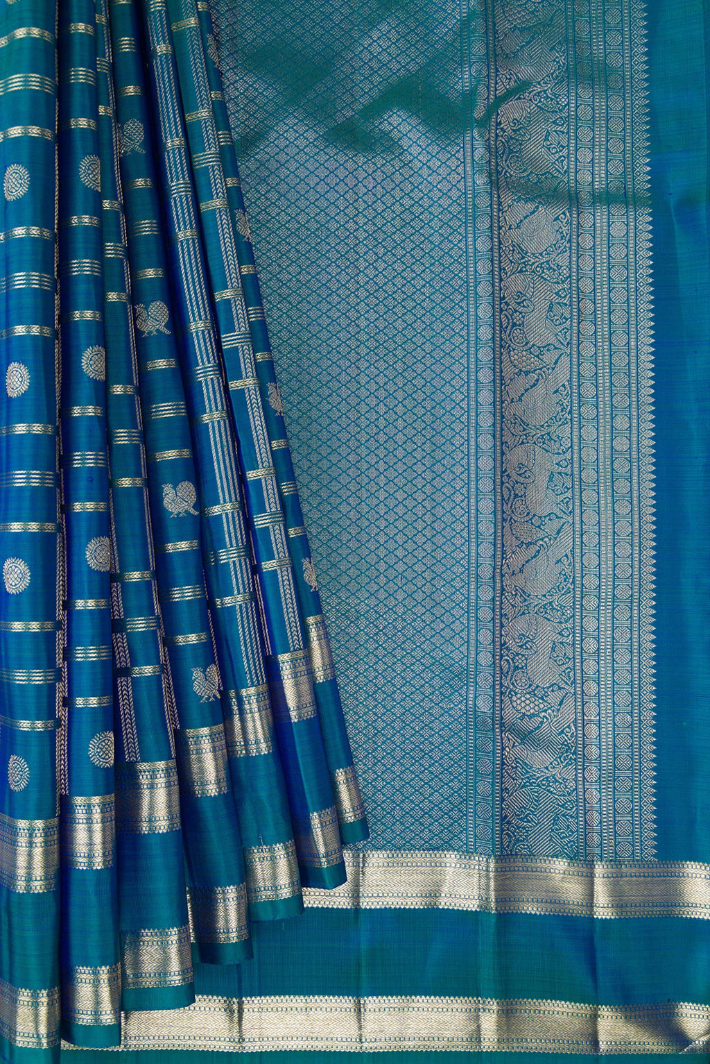 Pleats and pallu of Pure Silk Peacock Blue Dual Tone Kanchipuram Saree with Checked design on the body and Zari Border. 
