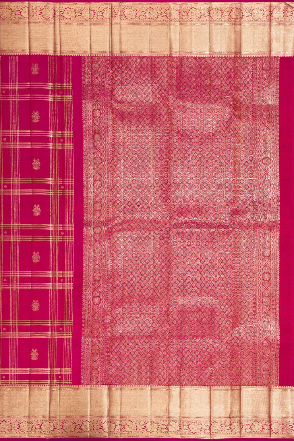 Close up image of the pallu of Pure Silk Dark Pink Dual Tone Kanchipuram Saree with Checked design on the body and Zari Border. 