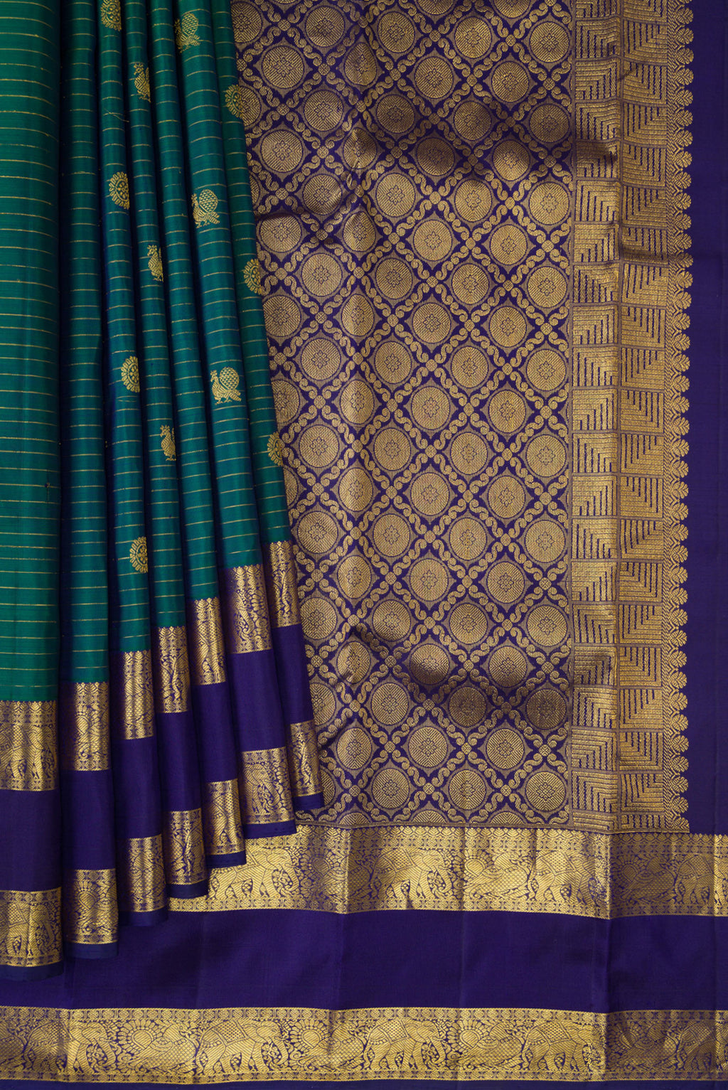 Pleats and pallu of Pure Silk Green Dual Tone Kanchipuram Saree with Zari Butta on the body and Zari Border. 