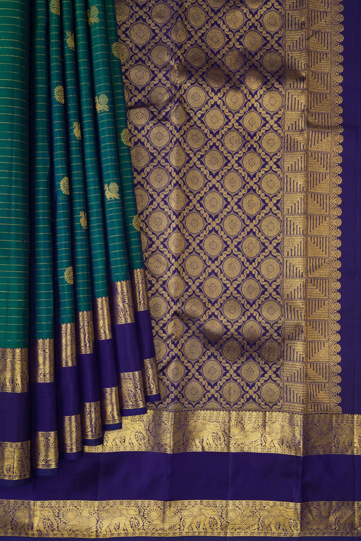 Pleats and pallu of Pure Silk Green Dual Tone Kanchipuram Saree with Zari Butta on the body and Zari Border. 