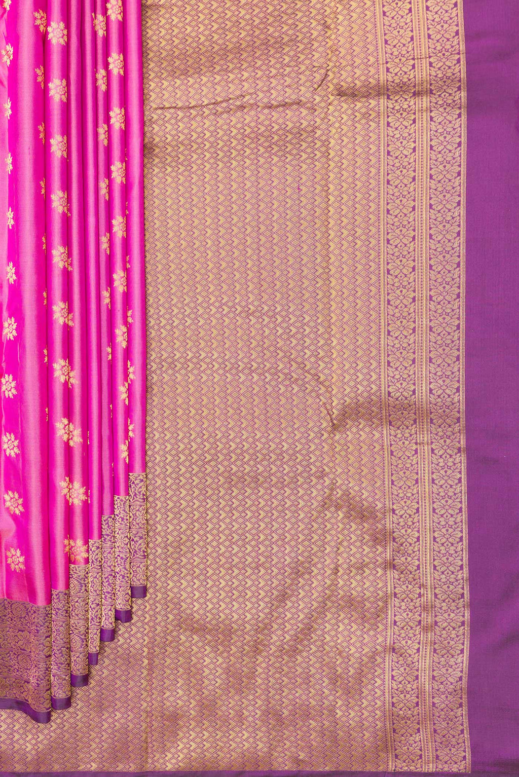 Pleats and pallu of Pure Silk Pink Kanchipuram Saree with Zari Butta on the body and Zari Border. 
