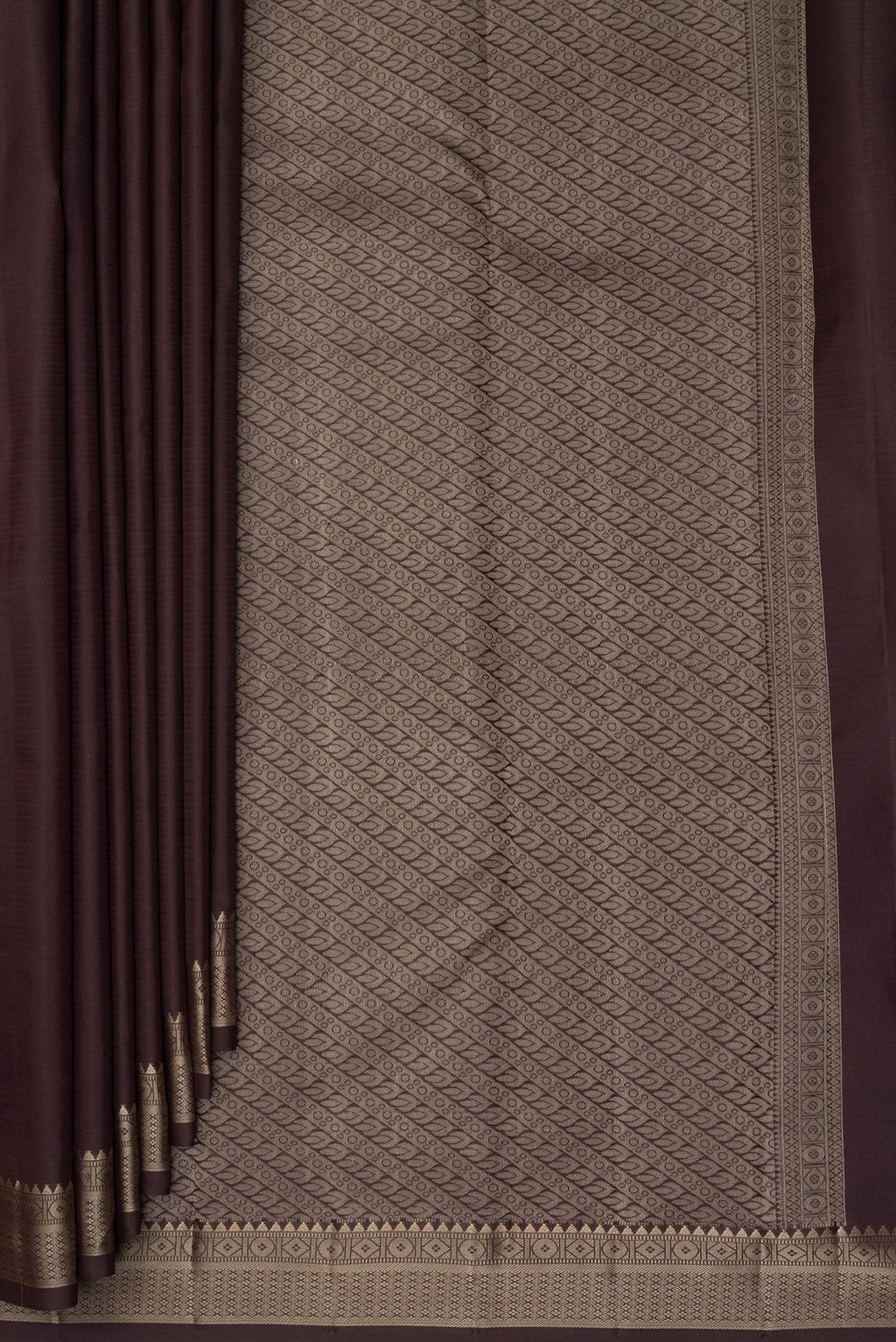 Pleats and pallu of Pure Silk Coffee Brown Dual Tone Kanjivaram Saree with Plain Body and Thread Border. 