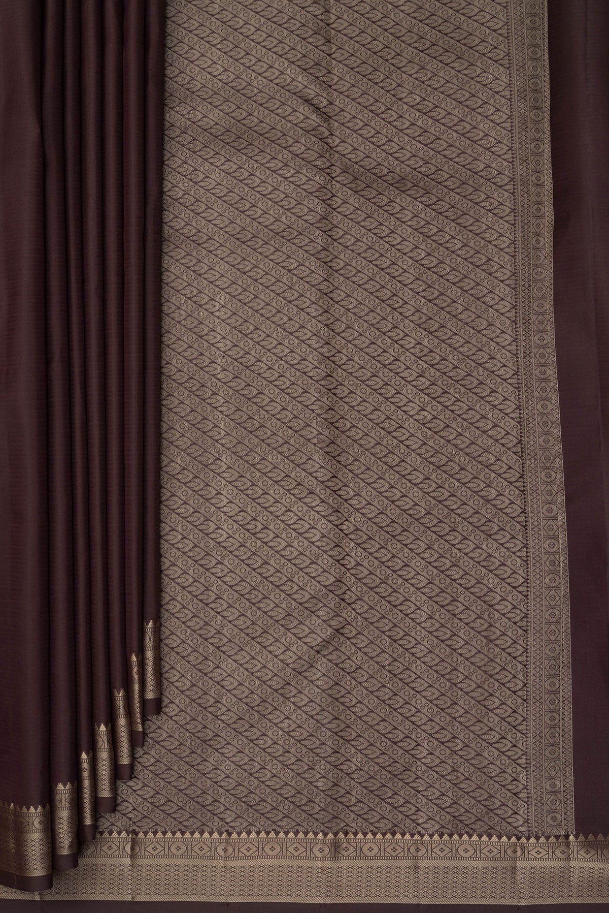 Pleats and pallu of Pure Silk Coffee Brown Dual Tone Kanjivaram Saree with Plain Body and Thread Border. 