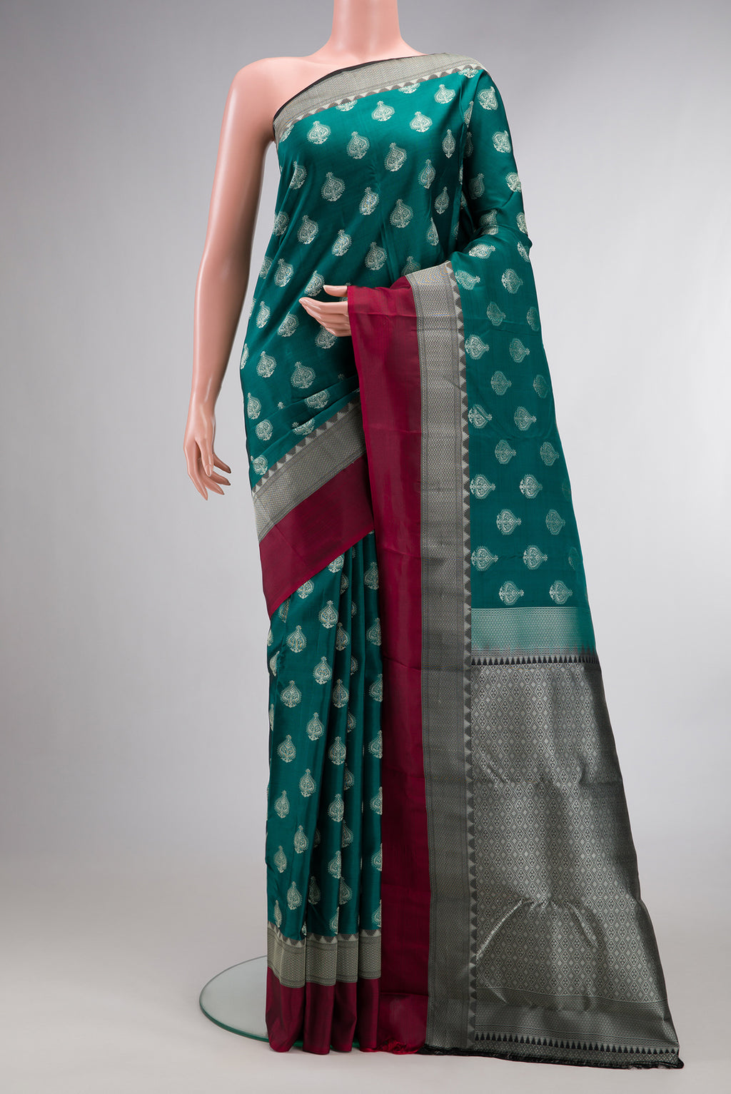 Pure Silk Green Dual Tone Kanchipuram Saree with Thread Butta on the body and Thread Border.  displayed on a mannequin