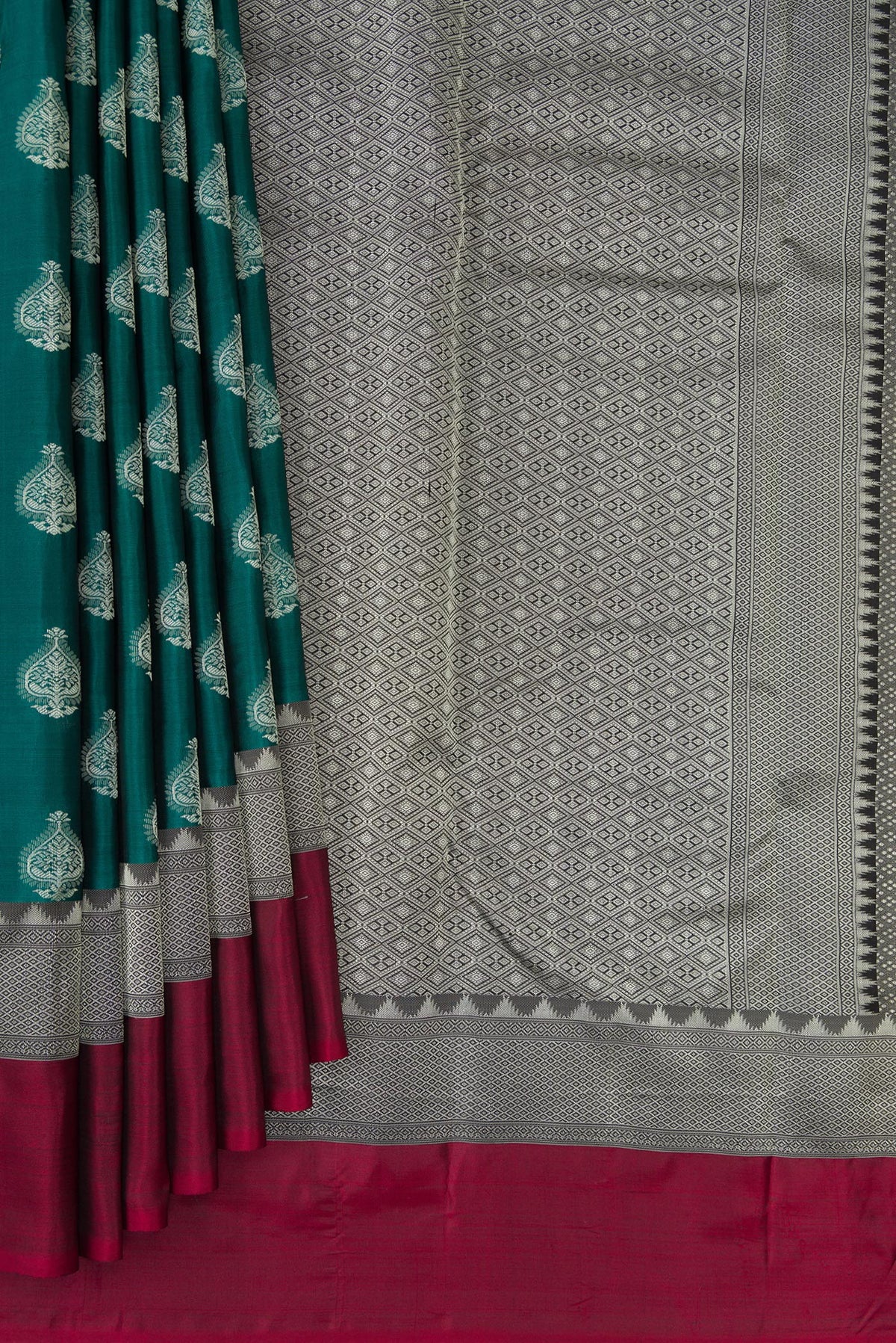 Pleats and pallu of Pure Silk Green Dual Tone Kanchipuram Saree with Thread Butta on the body and Thread Border. 