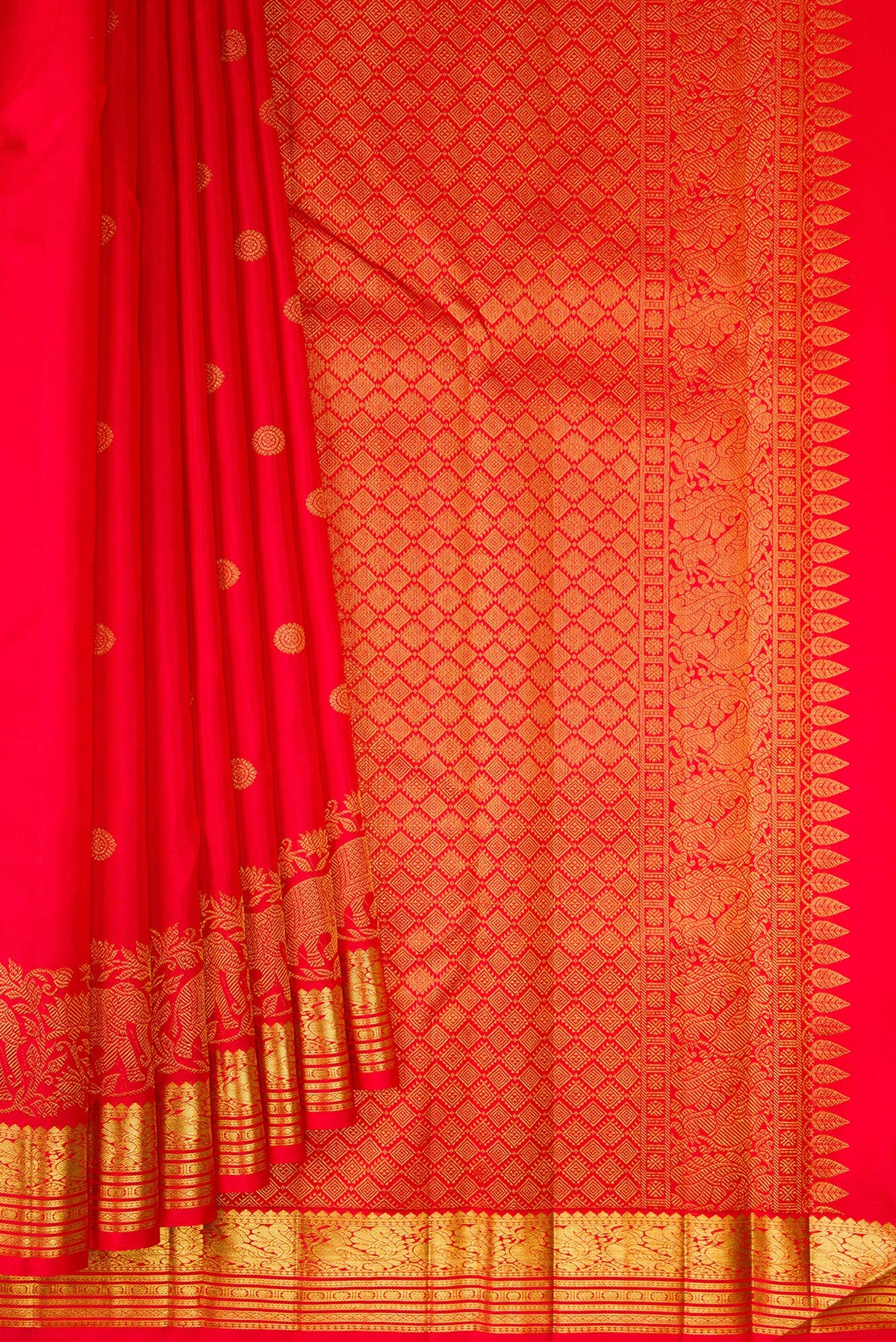 Pleats and pallu of Pure Silk Red Dual Tone Kanjivaram Saree with Zari Butta on the body and Fancy Border. 