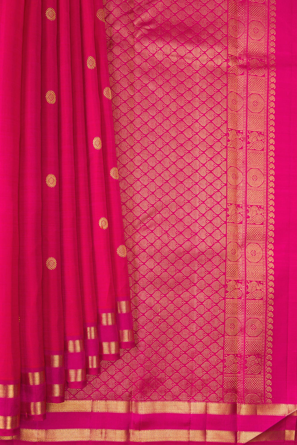 Pleats and pallu of Pure Silk Coral Kanchipuram Saree with Zari Butta on the body and Zari Border. 
