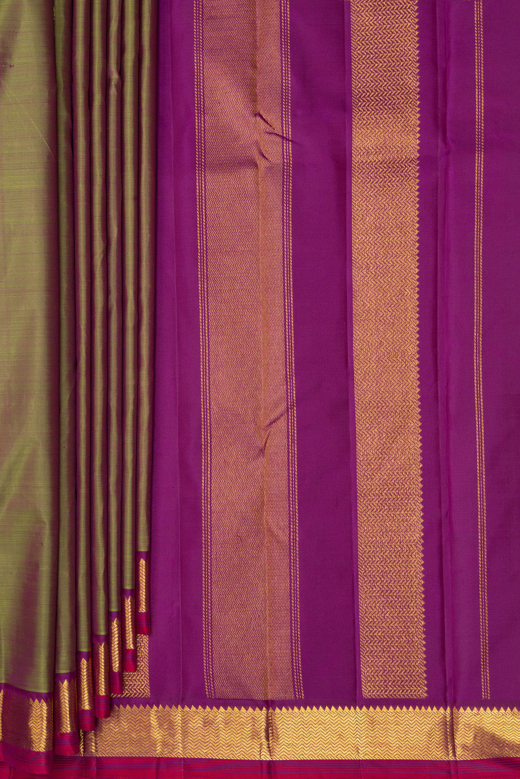 Pleats and pallu of Pure Silk Mehandi Green Dual Tone Kanchipuram Saree with Zari Butta on the body and Zari Border. 
