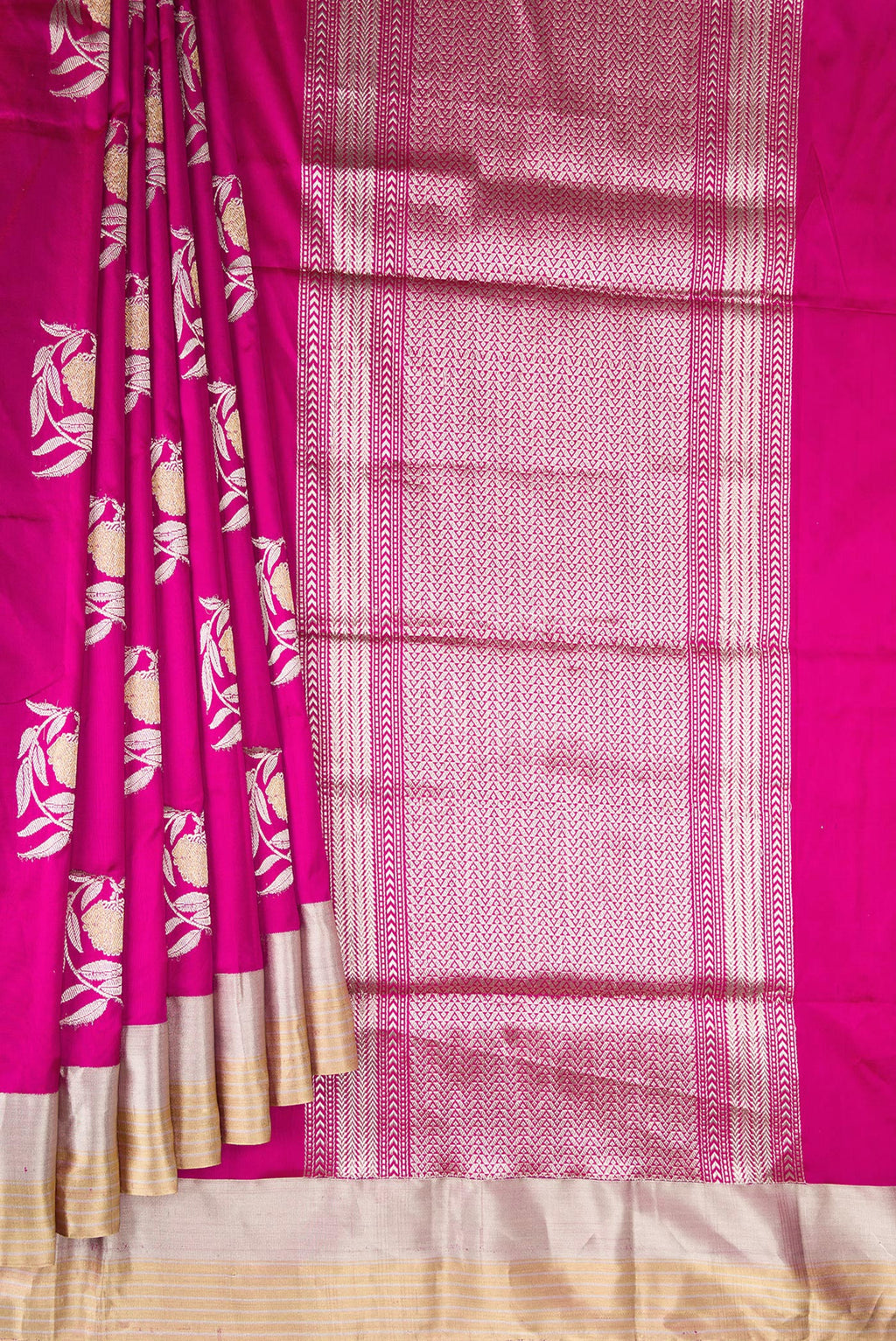 Pleats and pallu of Pure Silk Magenta Dual Tone Banarasi Saree with Zari Butta on the body and Zari Border. 