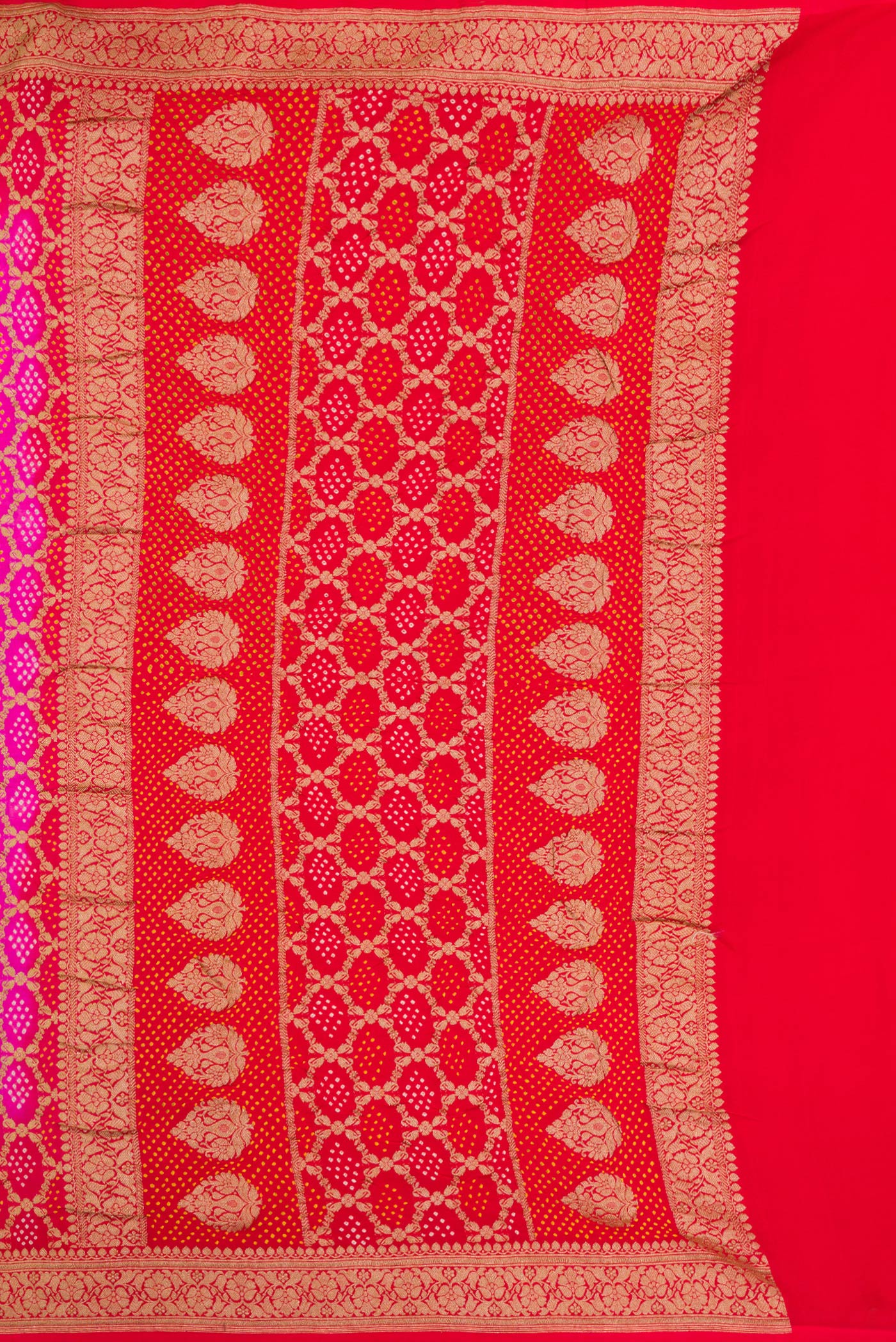 Close up image of the pallu of Pink and Red Color Banarasi Georgette Saree with Bandhani Print on the body and Zari Border. 