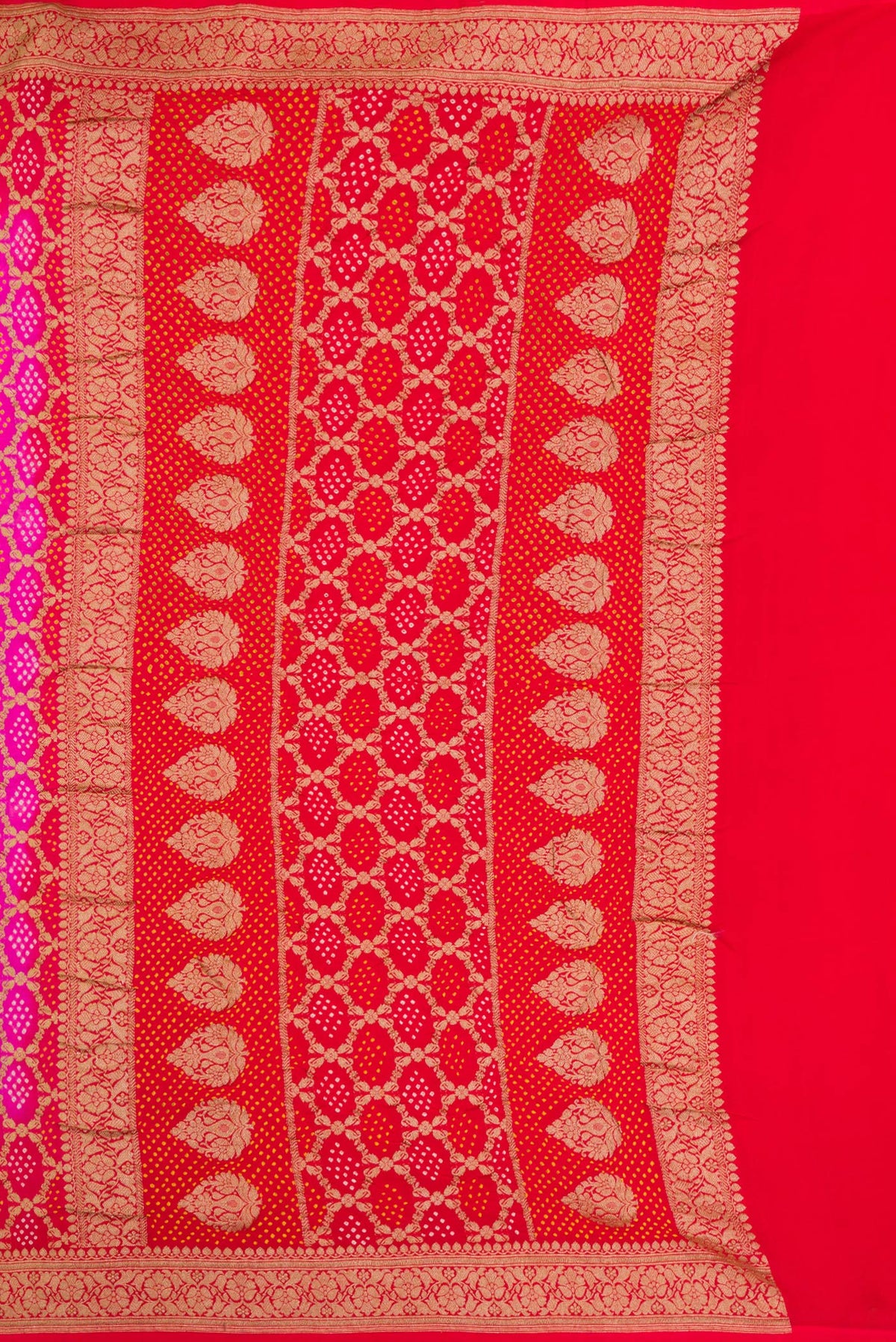 Close up image of the pallu of Pink and Red Color Banarasi Georgette Saree with Bandhani Print on the body and Zari Border. 
