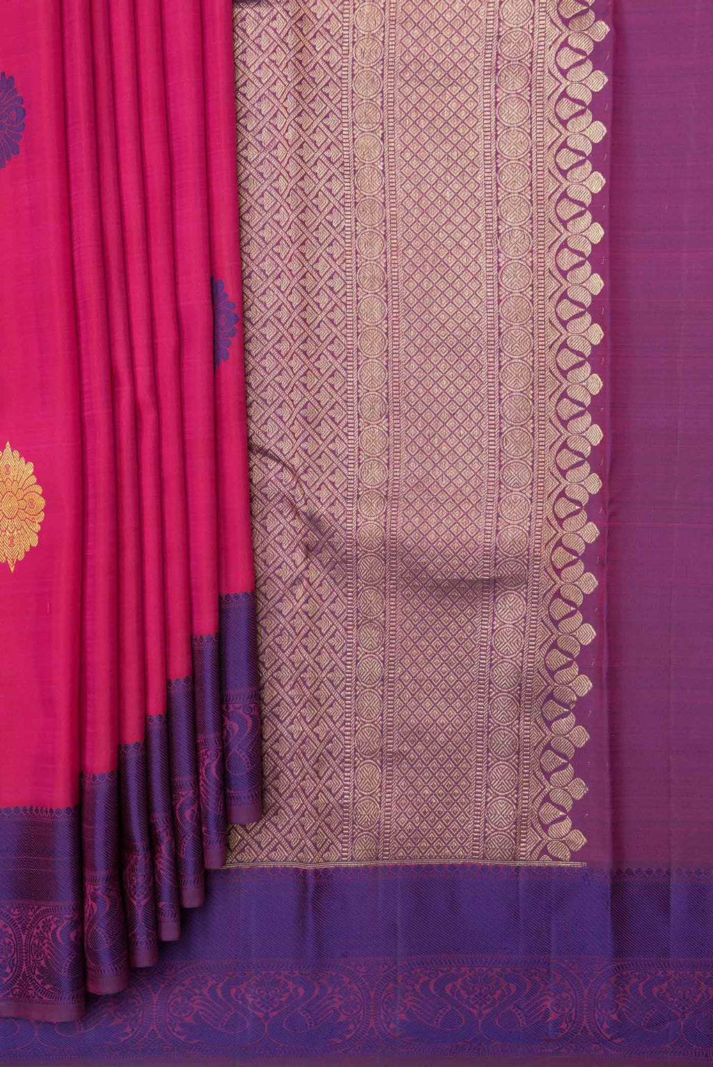 Pleats and pallu of Pink Dual Tone Kanjivaram Saree with Thread Butta on the body and Thread Border. 