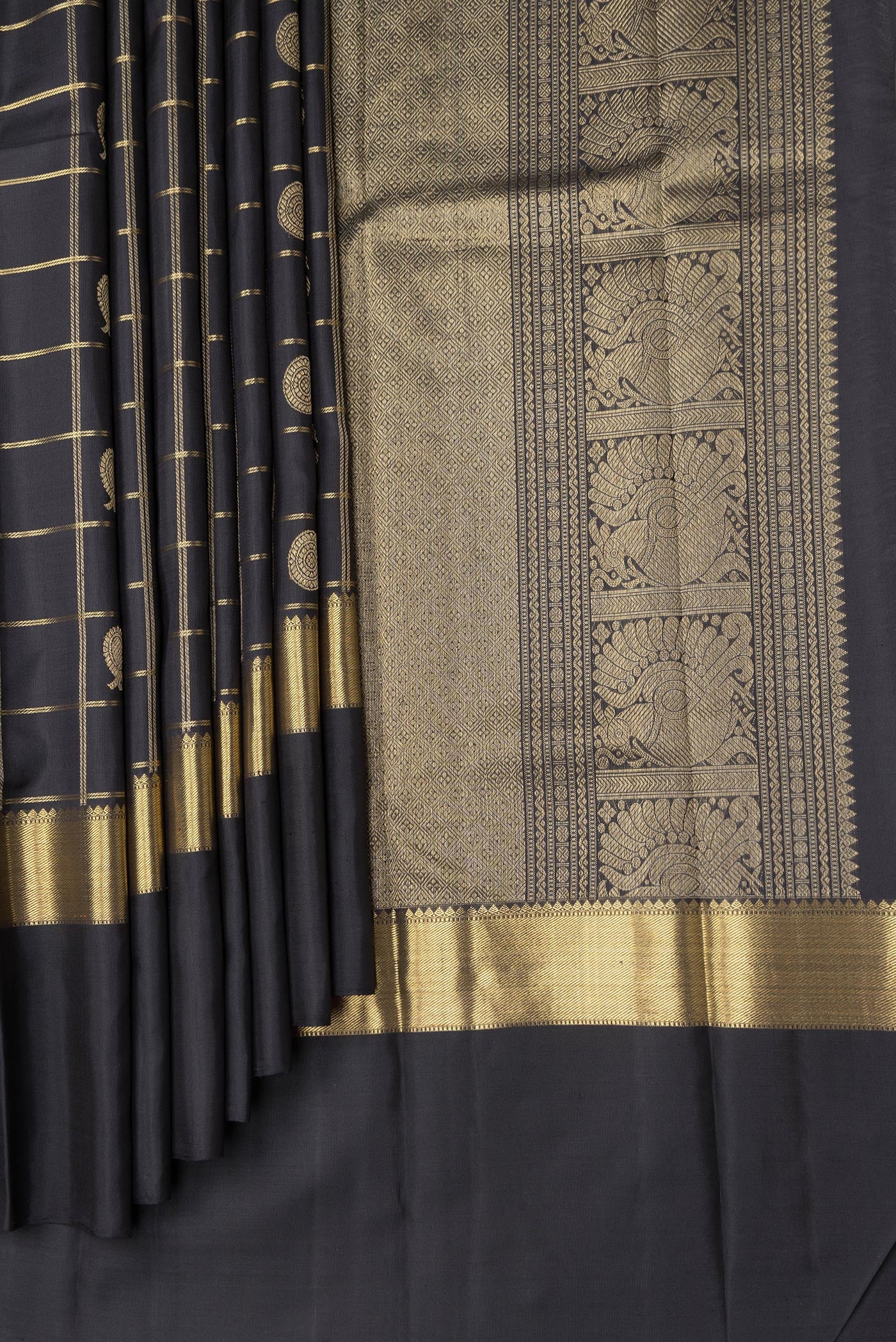 Pleats and pallu of Black Dual Tone Kanchipuram Silk Saree with Checked design on the body and Zari Border. 