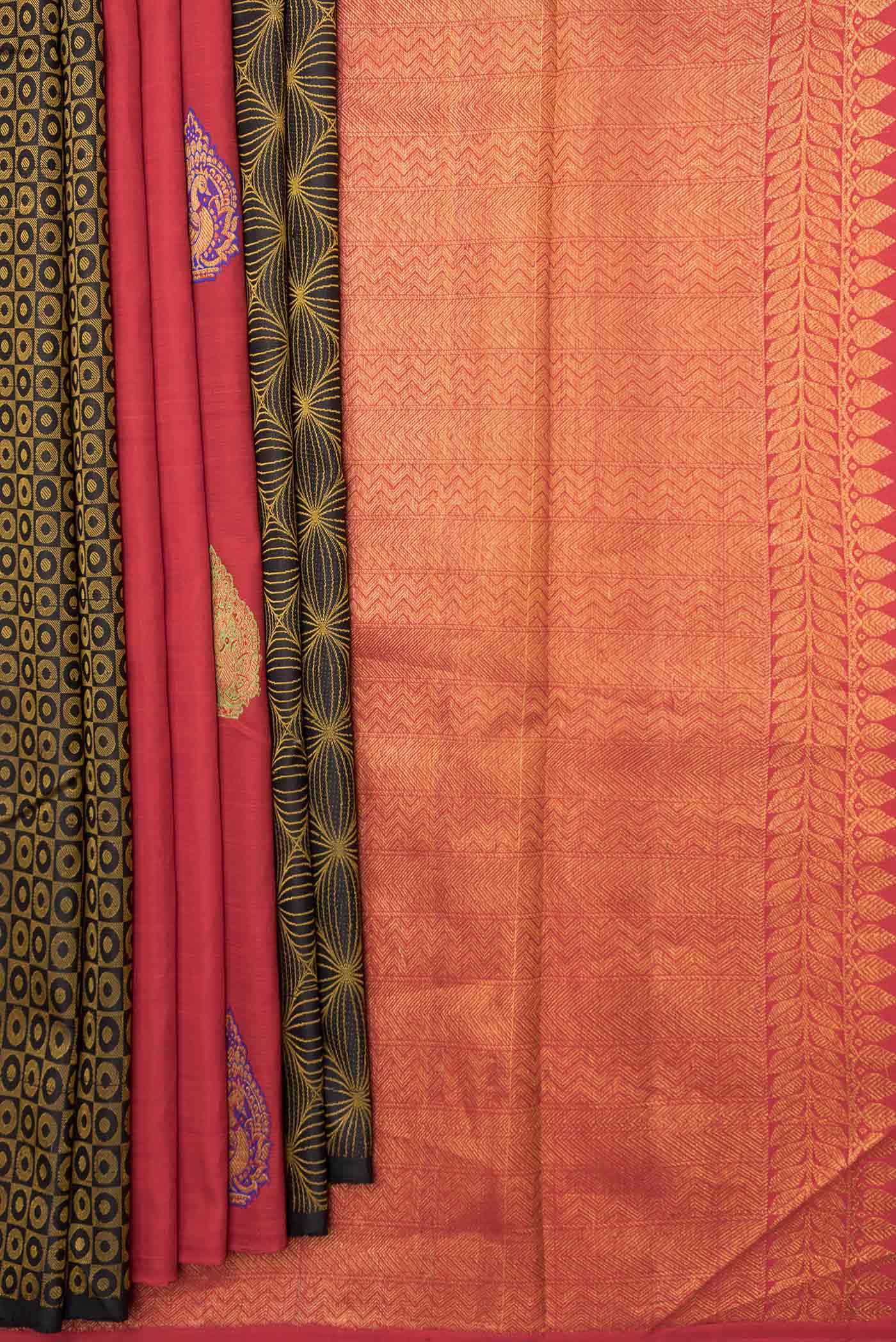 Pleats and pallu of Black Dual Tone Kanchipuram Silk Saree with Jacquard design on the body and Without Border